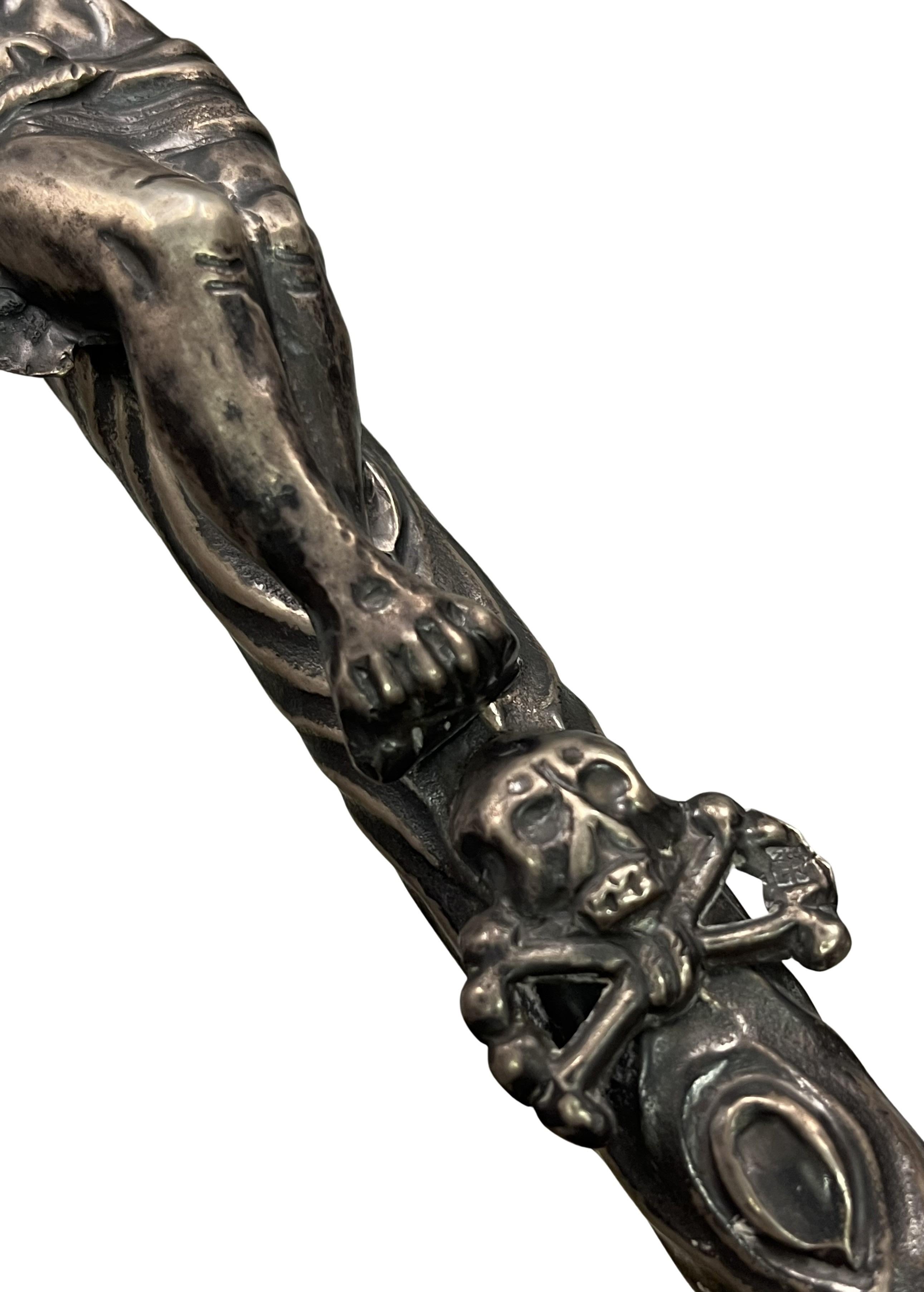 Excepcional cruz de plata con la figura de Cristo, fabricada en Nápoles, Italia, hacia 1850.

La forma de cruz es típicamente católica, elaborada como una pieza de madera, magistralmente ahuecada. La estructura, muy clásica, presenta el rollo INRI,