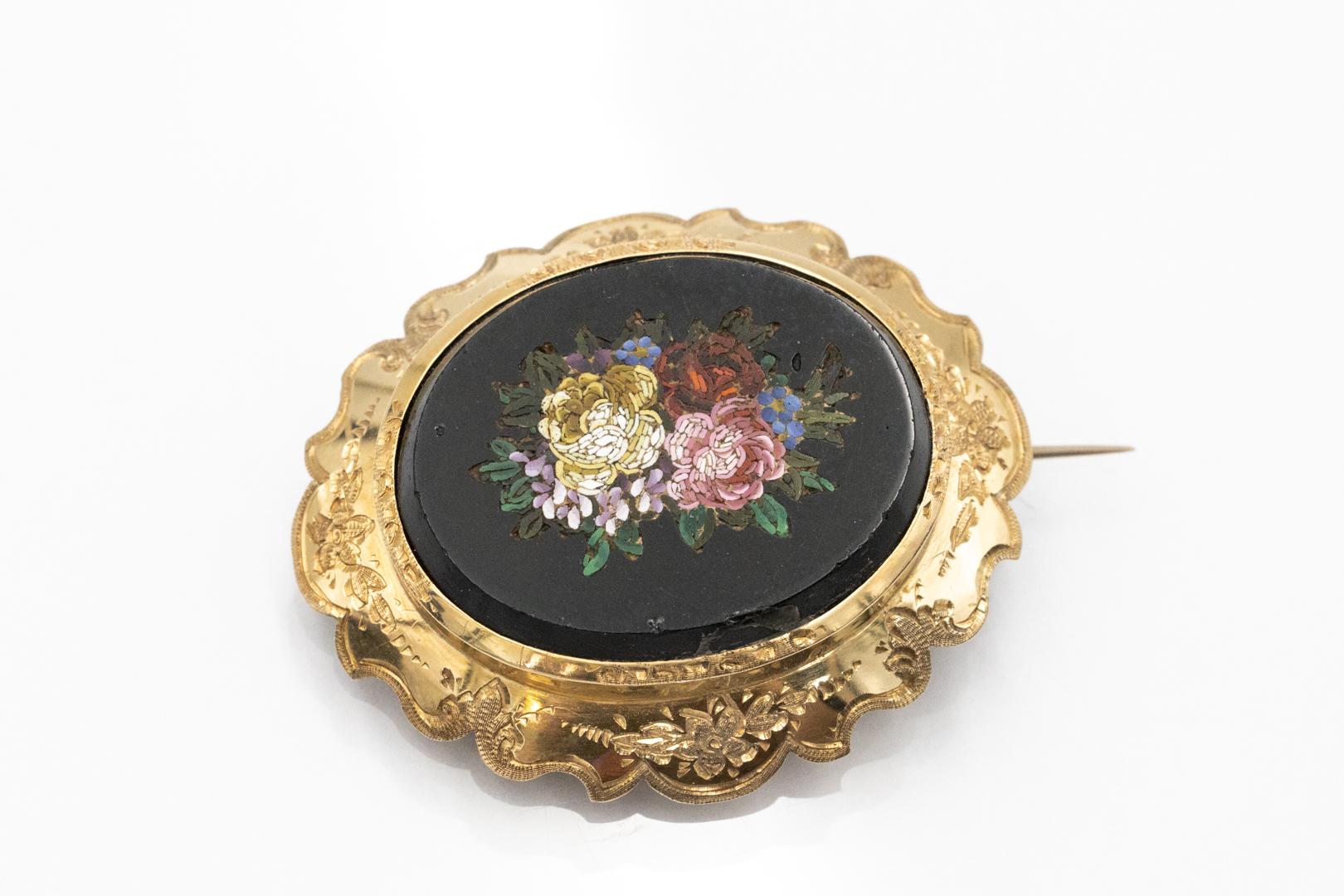 Historische Goldbrosche mit floralem Mikromosaik.

Historische Brosche wahrscheinlich aus dem Ende des 19. Jahrhunderts mit floralem Mikromosaik auf einer Onyxplatte. Die Schiene, der Rahmen der Brosche aus 18-karätigem Gelbgold (Feingehalt 0,750)