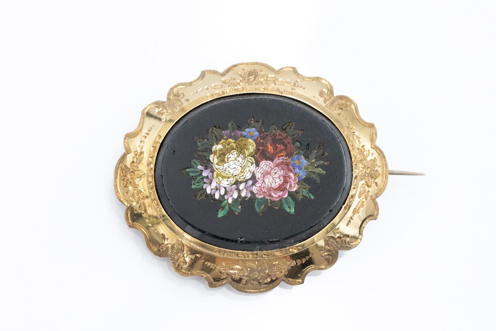 Historische Goldbrosche mit floralem Mikromosaik auf Onyx. (Viktorianisch) im Angebot