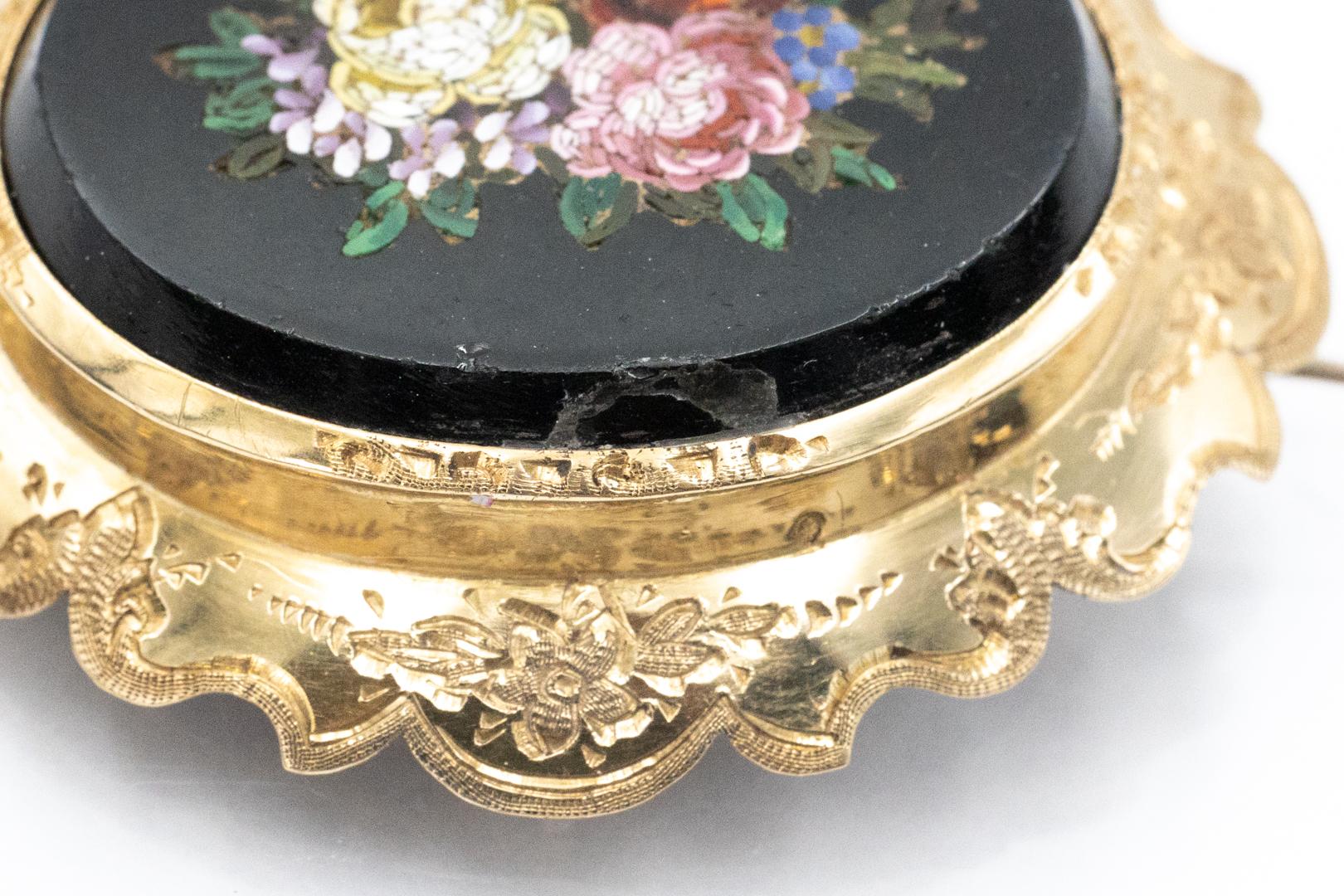 Historische Goldbrosche mit floralem Mikromosaik auf Onyx. (Ovalschliff) im Angebot