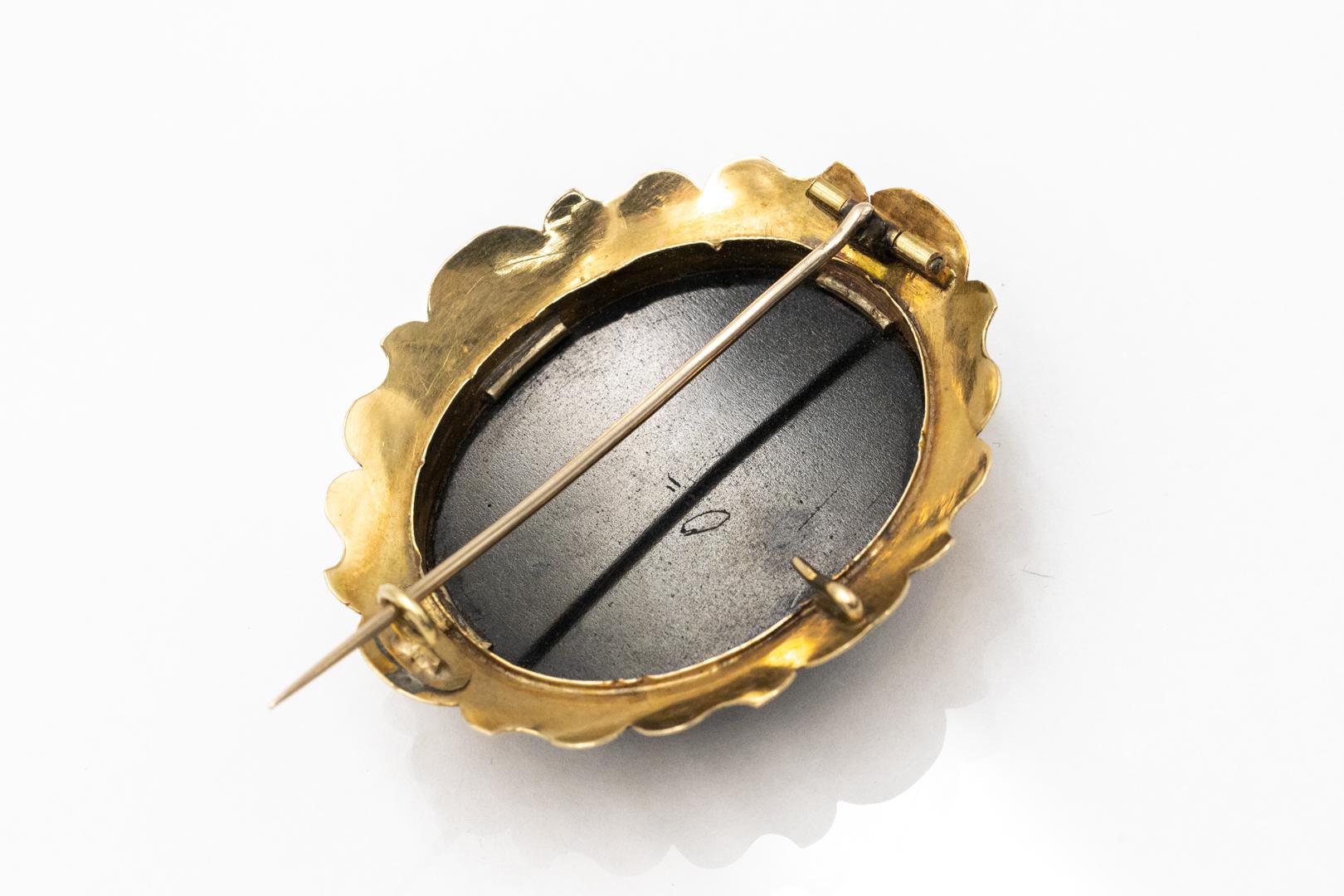 Historische Goldbrosche mit floralem Mikromosaik auf Onyx. Damen im Angebot