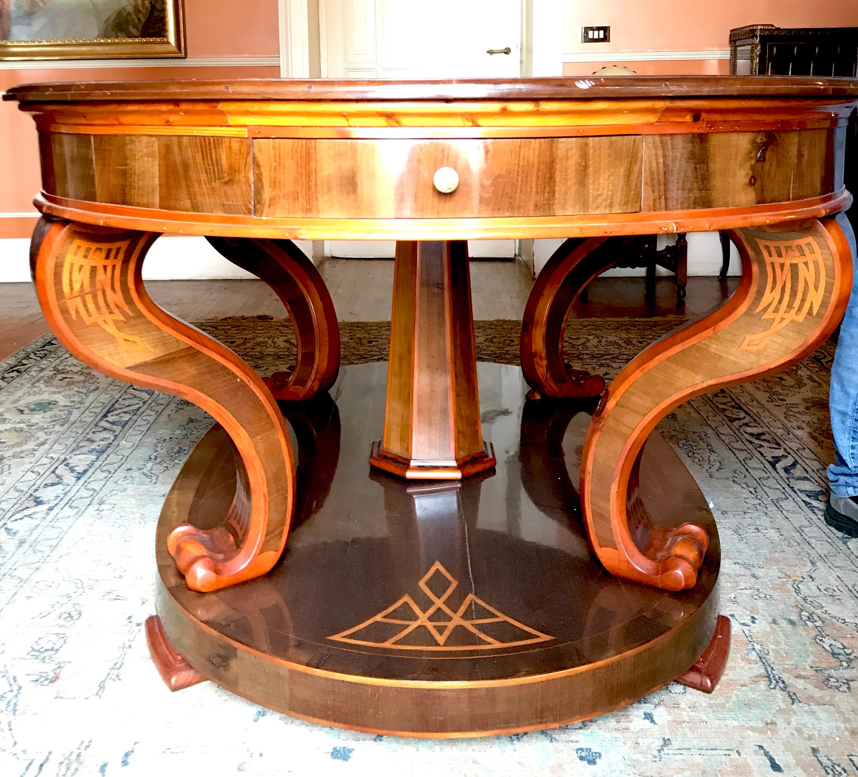 Historical Italian Oval Shaped Inlaid Center Table or Library Table In Good Condition In Rome, IT