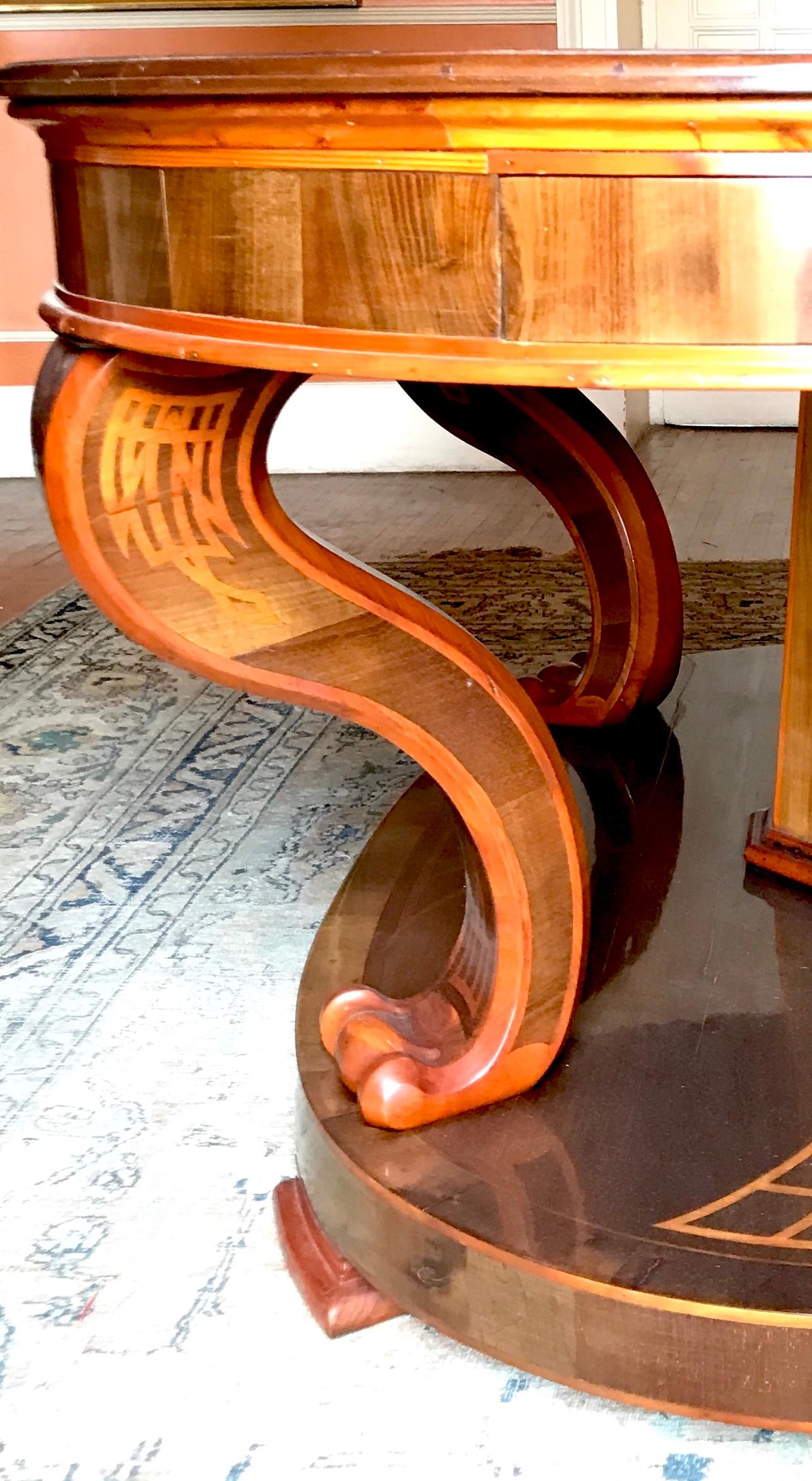 Historischer italienischer oval geformter Intarsientisch oder Bibliothekstisch, historischer Stil 3