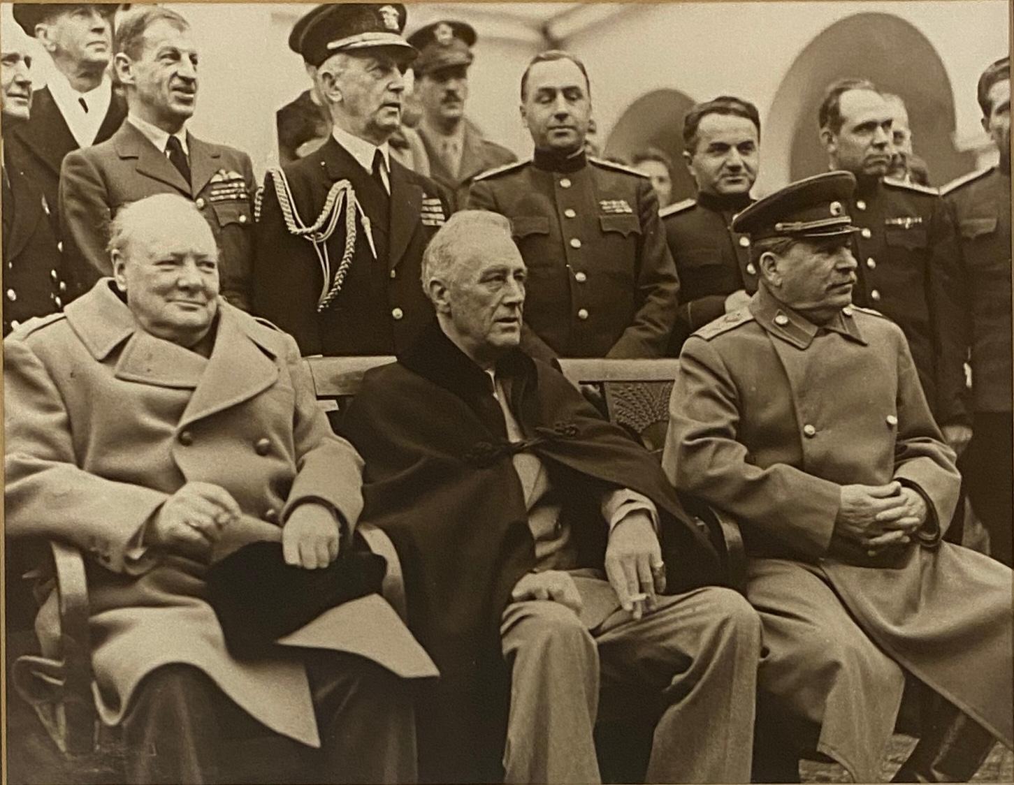 Stampa della Conferenza di Yalta. Stampa di cimeli storici della Seconda Guerra Mondiale. Personaggi storici Stampa. 

La Conferenza di Yalta, tenutasi nel 1945, vide i leader delle potenze alleate, Joseph Stalin, Winston Churchill e Franklin D.