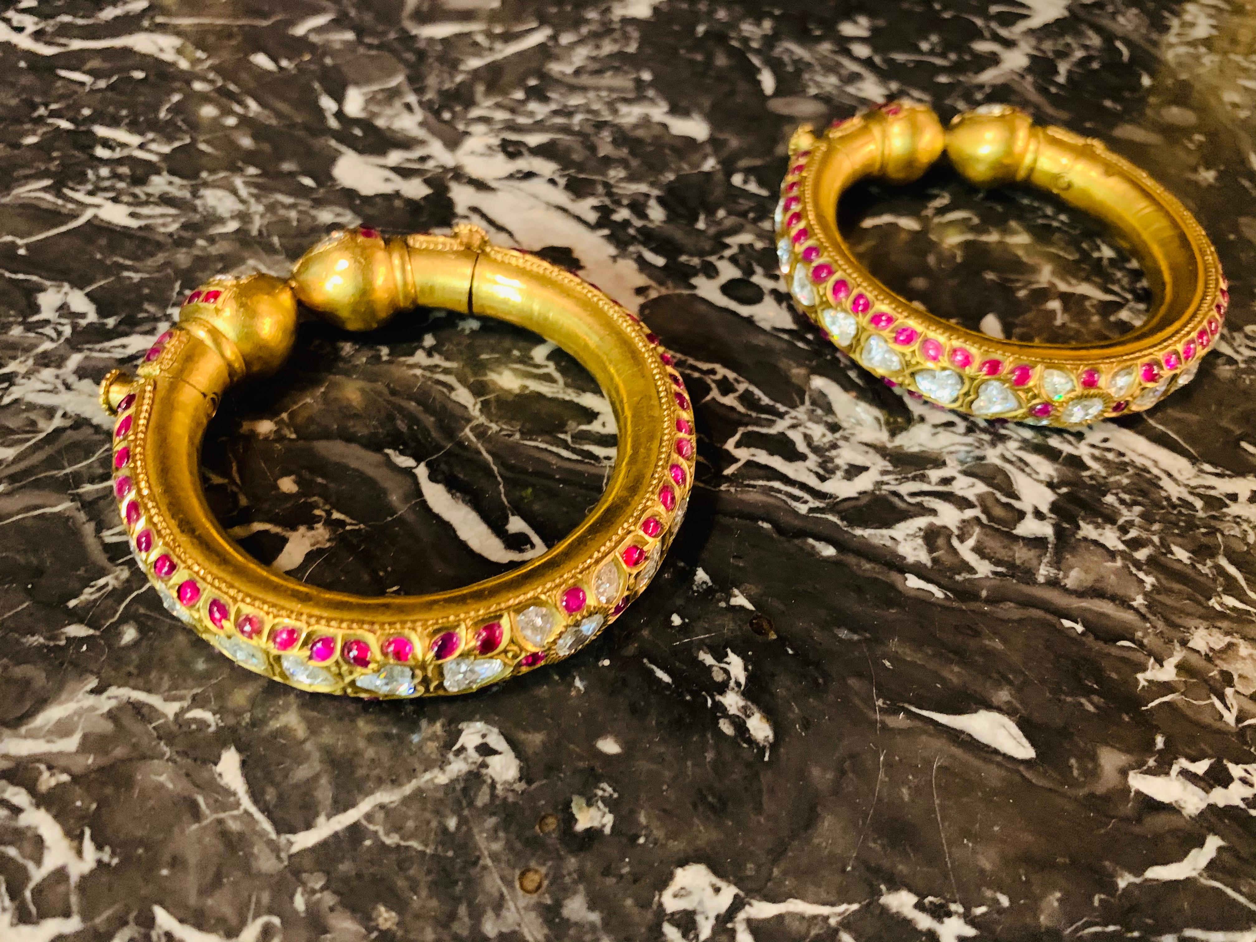 Historical Pair of Indian Bracelets Full of Diamonds 22-Carat Gold 11
