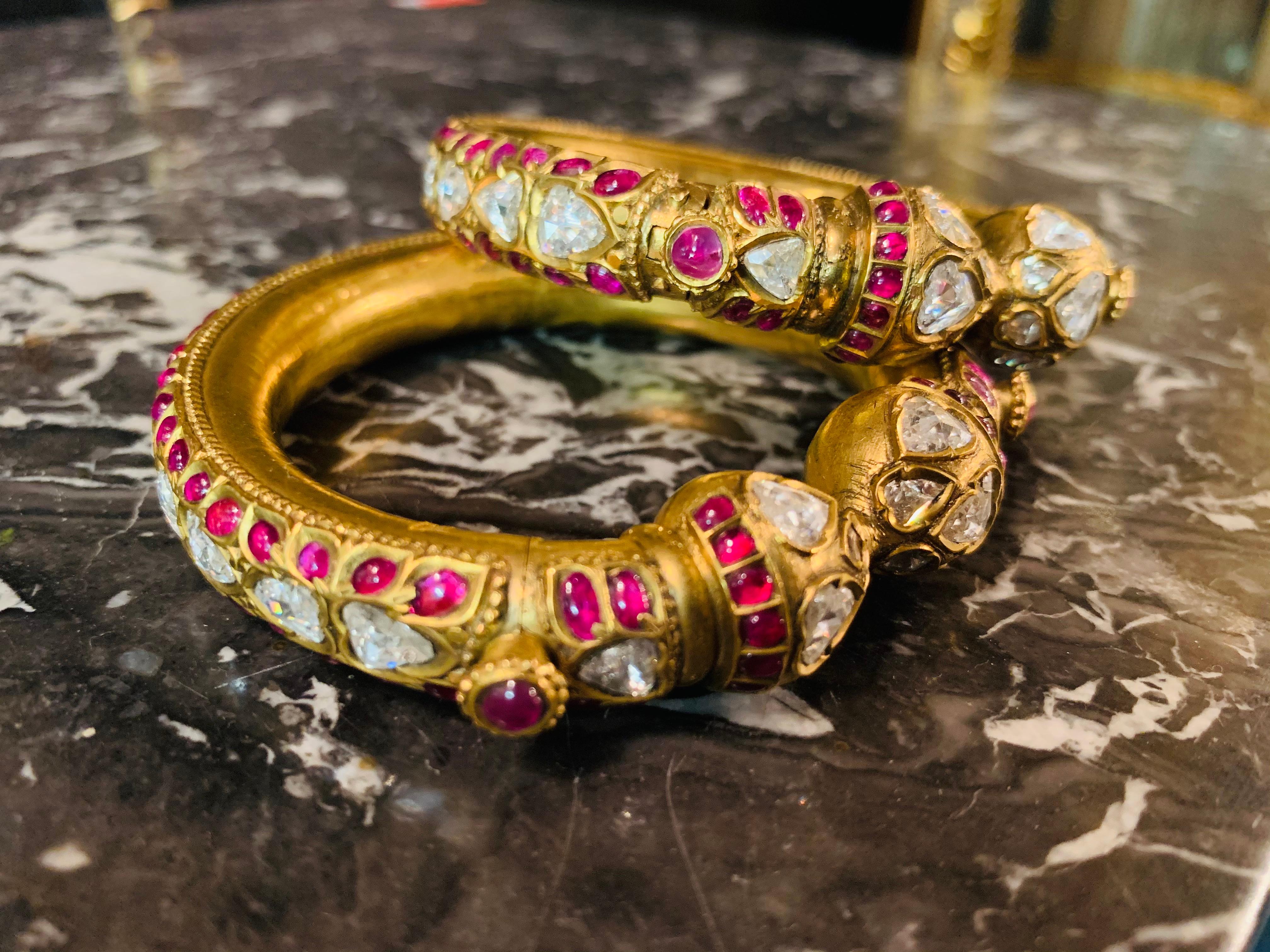 Historical pair of Indian bangles full of diamonds 22-carat gold.
The weight for both bracelets is approximately 170 grams.
The bracelets come from an estate,
There is not much we can say.
They are said to have cost more than 60,000€ at the