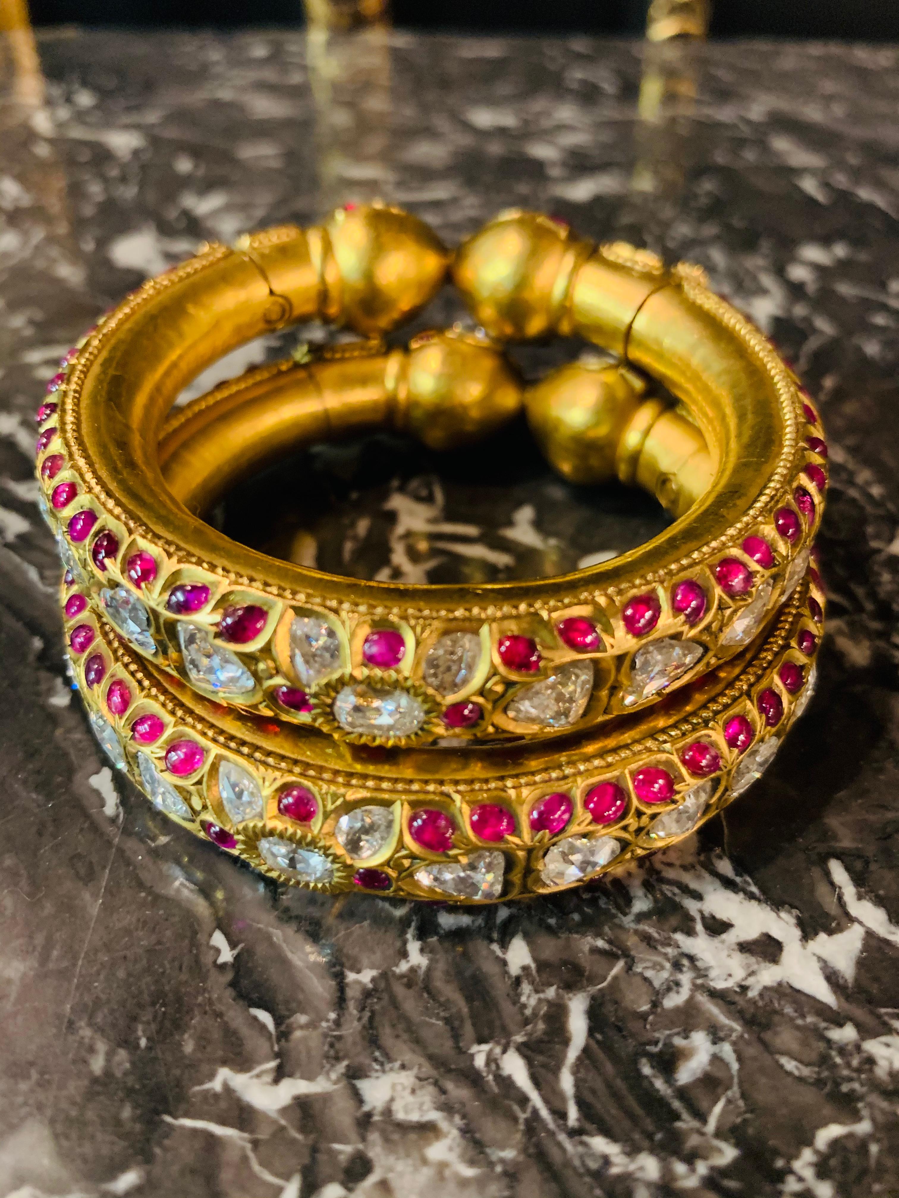 Historical Pair of Indian Bracelets Full of Diamonds 22-Carat Gold In Good Condition In Berlin, DE