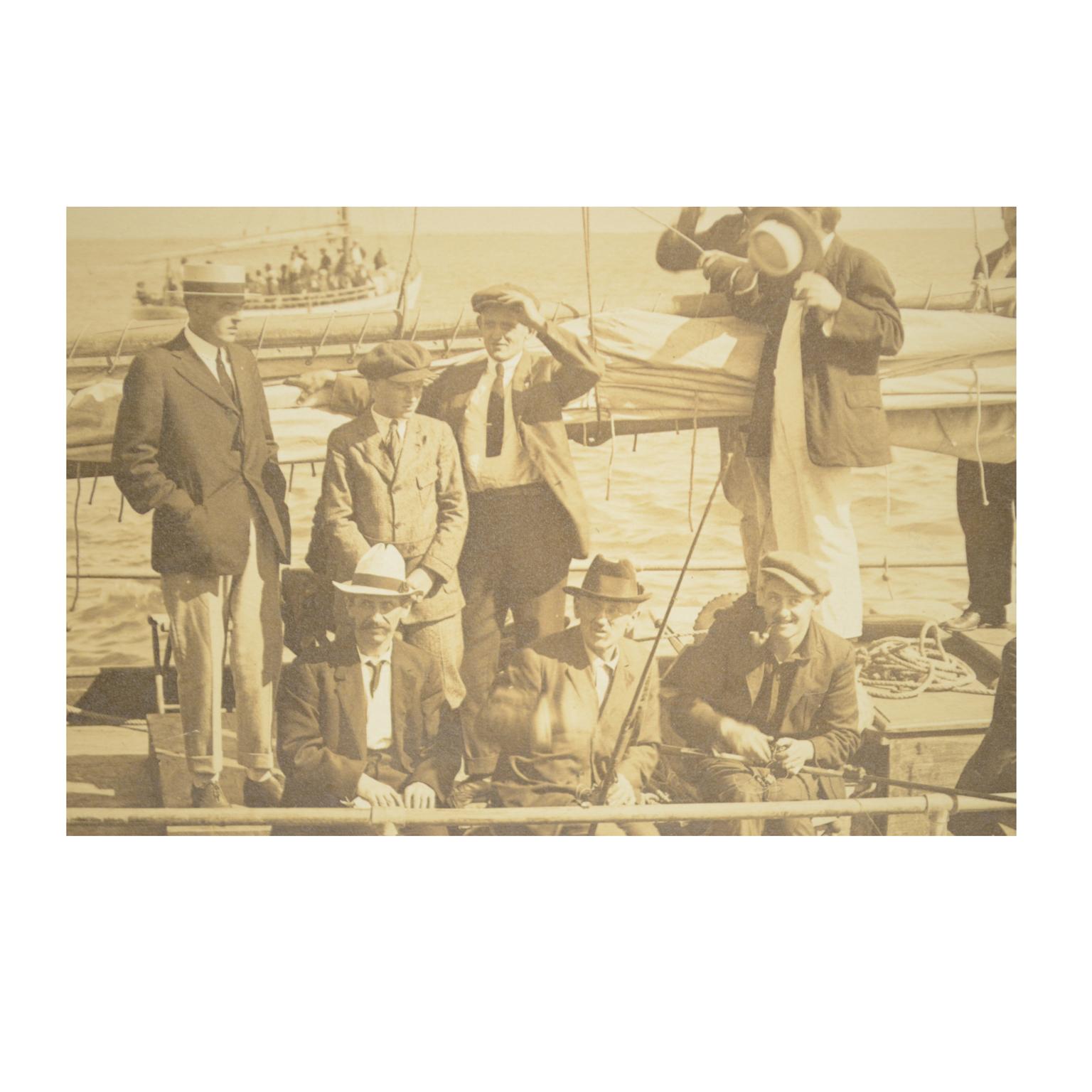 Historical photography of the Fitzgerald sailboat with 17 people on board, circa 1930. Very good condition. Cm 24 x 19.5.
Shipping is insured by Lloyd's London.
 