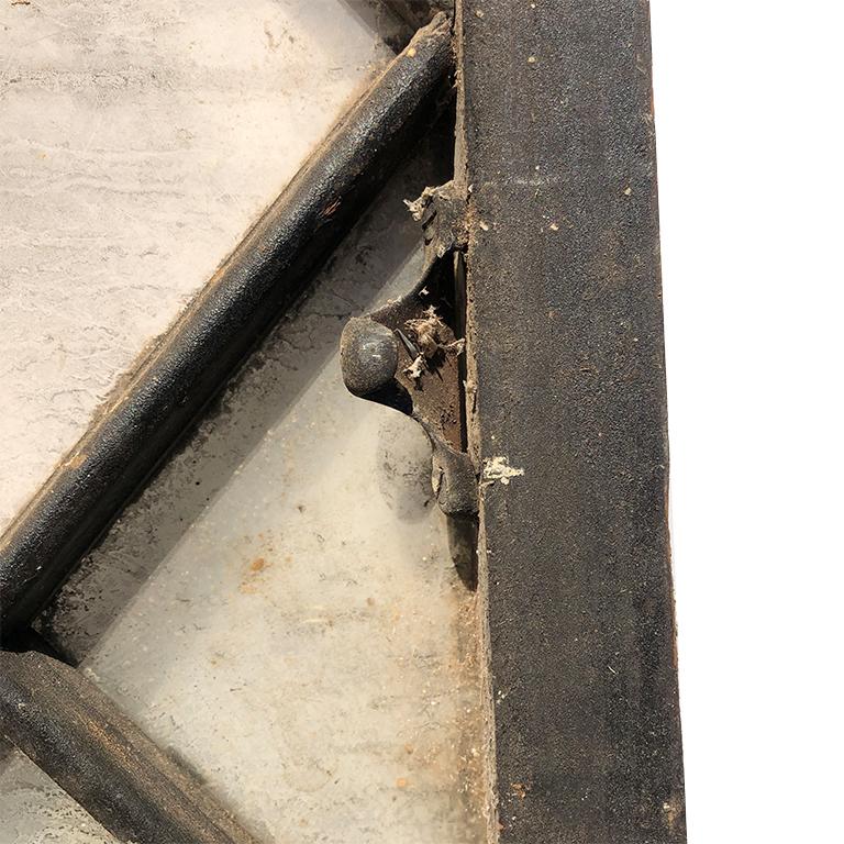 Historische Holzfenster aus dem Brand in einem Herrenhaus in Oklahoma City geborgen (20. Jahrhundert) im Angebot