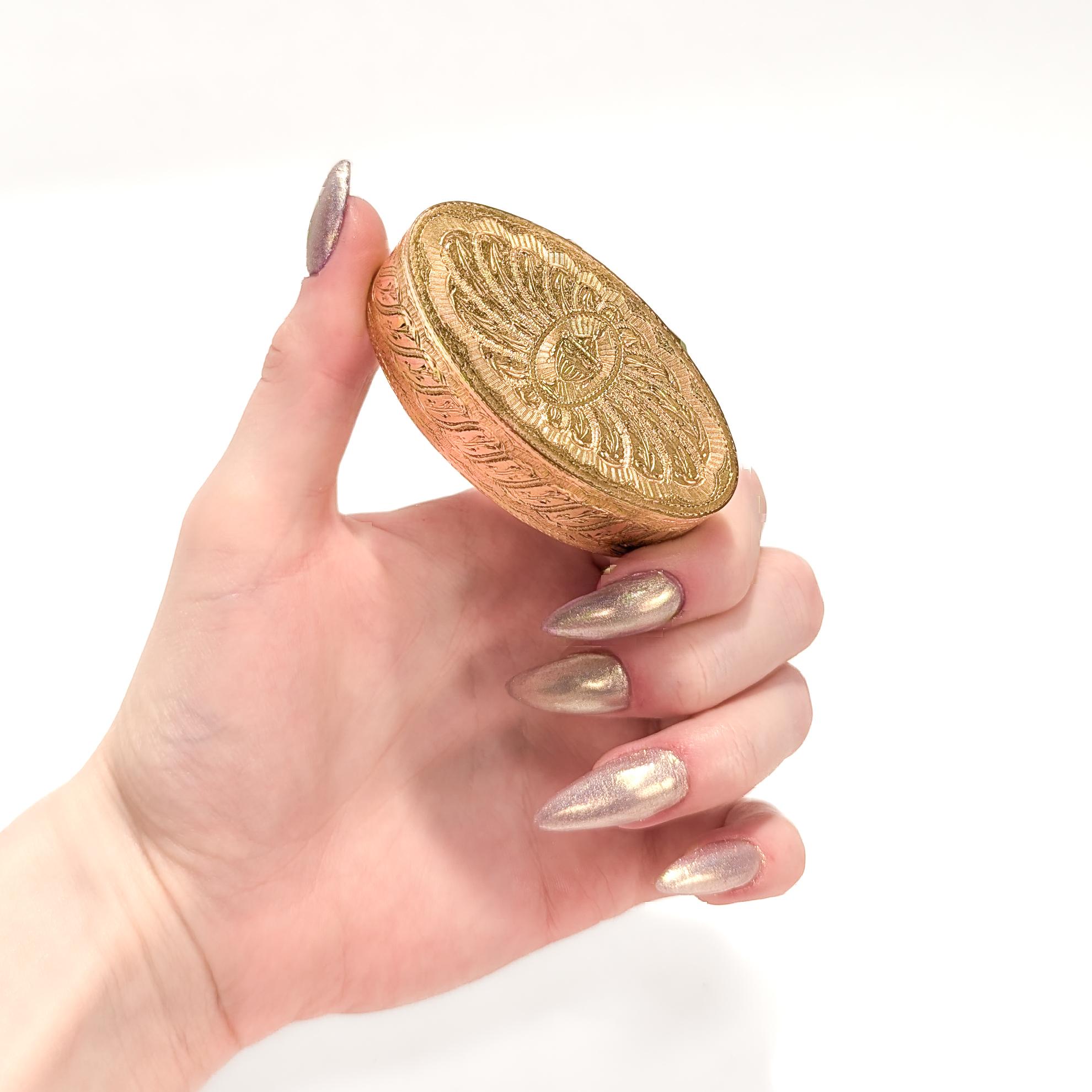 An historically important gilt bronze snuff box.

With highly detailed Neoclassical engraving throughout to the lid and sides.

With a cursive inscription to the base for Hannah Crowninshield (1789-1834), member of the prominent Crowninshield