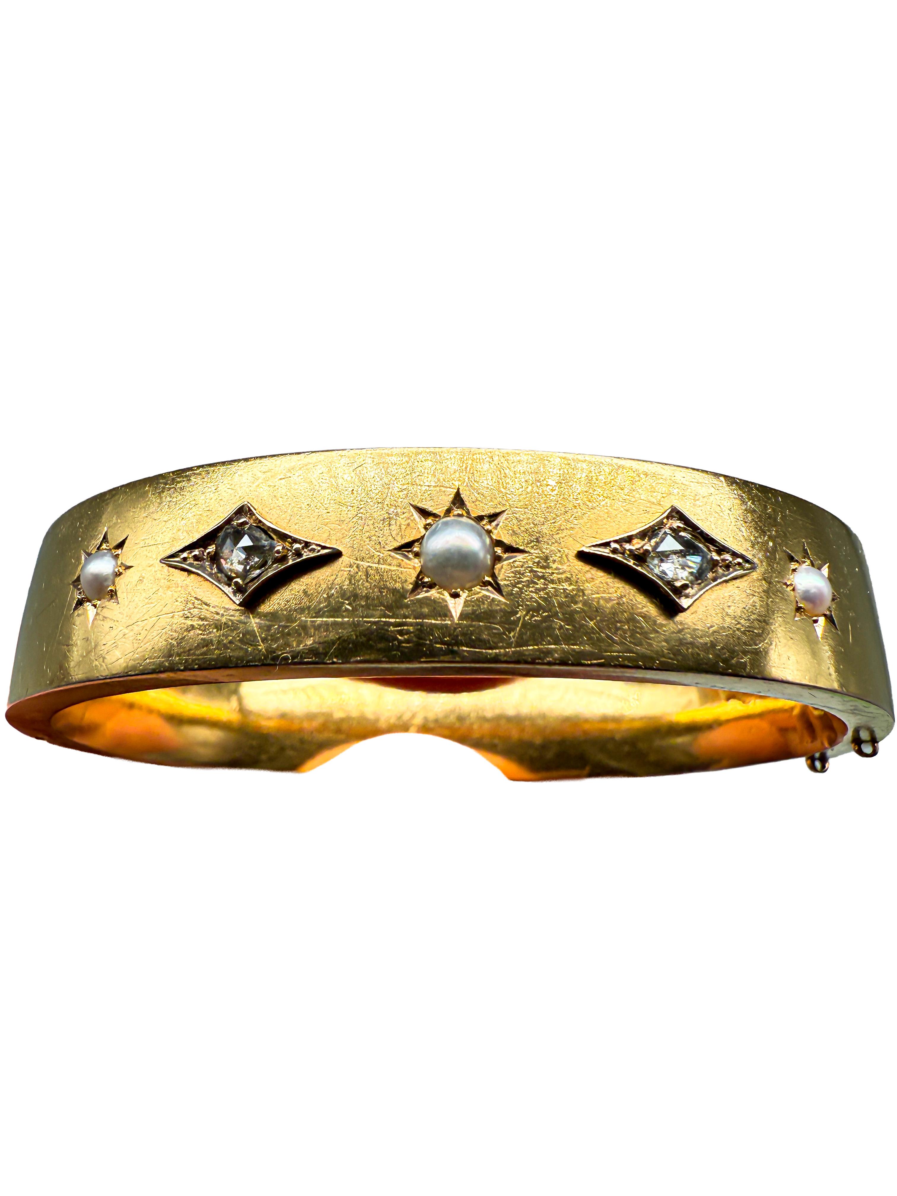 This elegant bracelet in the Historicism style combines classic elegance with a touch of luxurious refinement. Crafted from 23-carat yellow gold, the piece impresses with its intense golden shine and high-quality workmanship. With a weight of 17.9