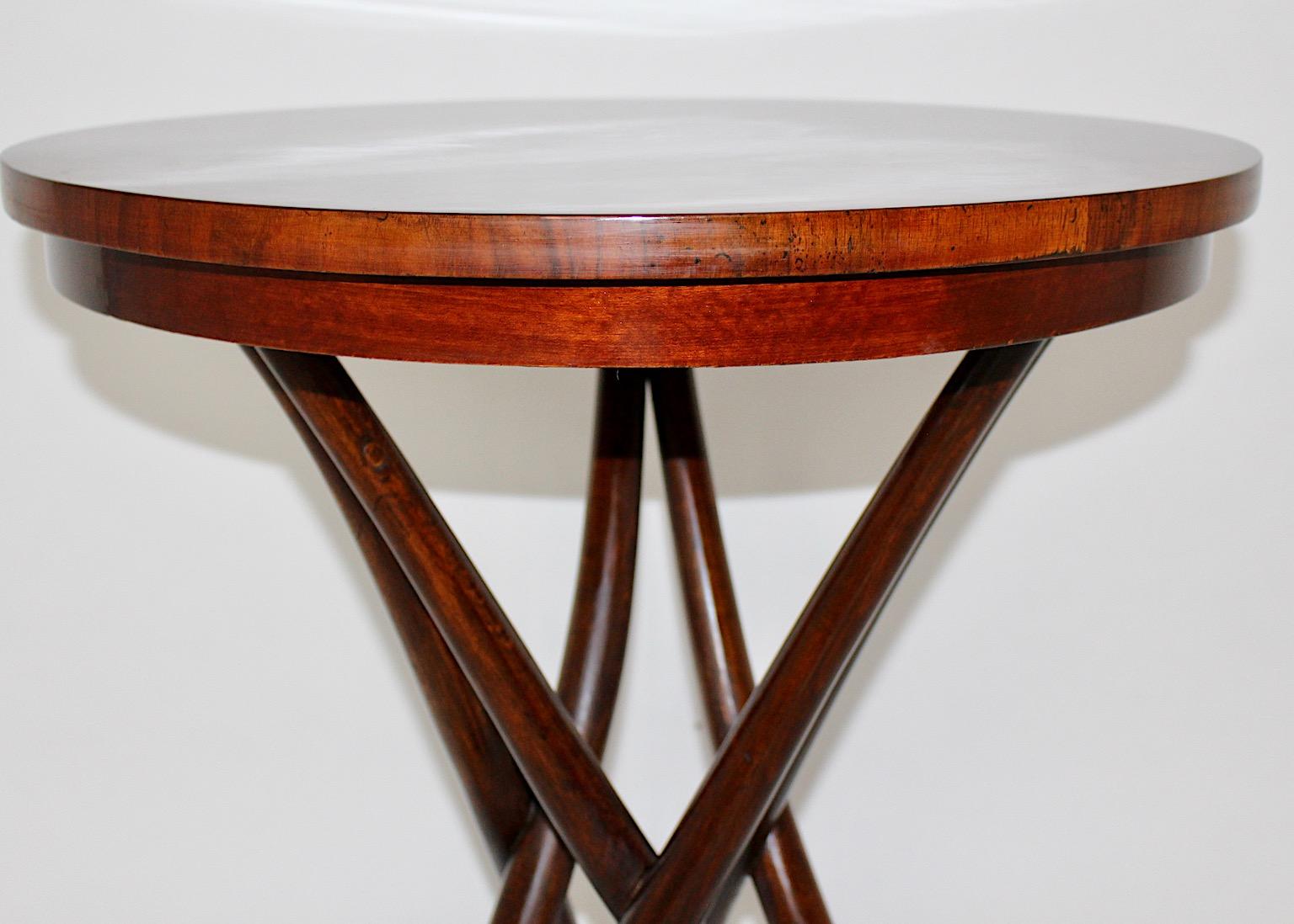Historicism Beech Bentwood Side Table No 13 by August Thonet circa 1880 Vienna For Sale 5