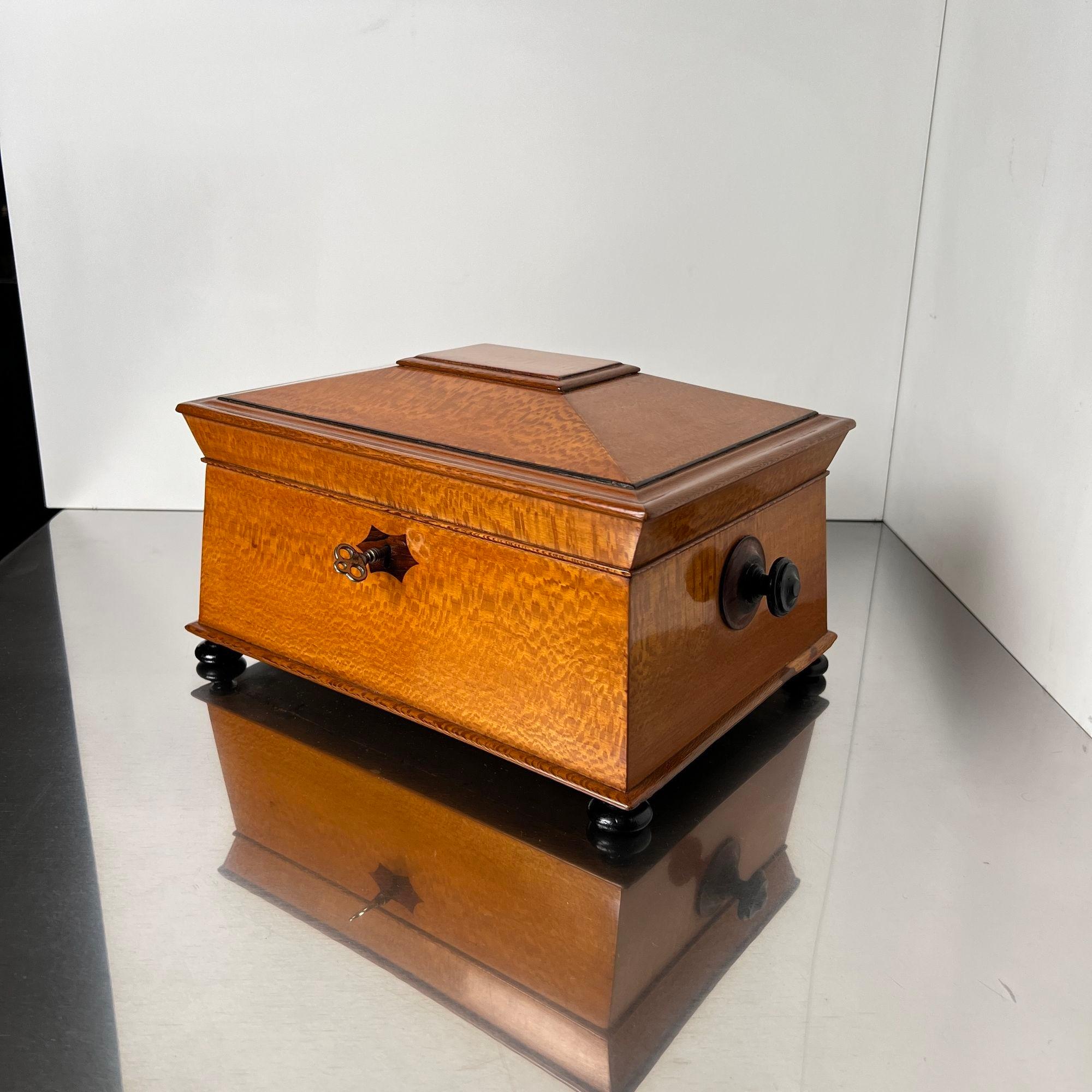 Caja historicista, chapado de fresno floral, palisandro, Austria circa 1880 en Bueno estado para la venta en Regensburg, DE
