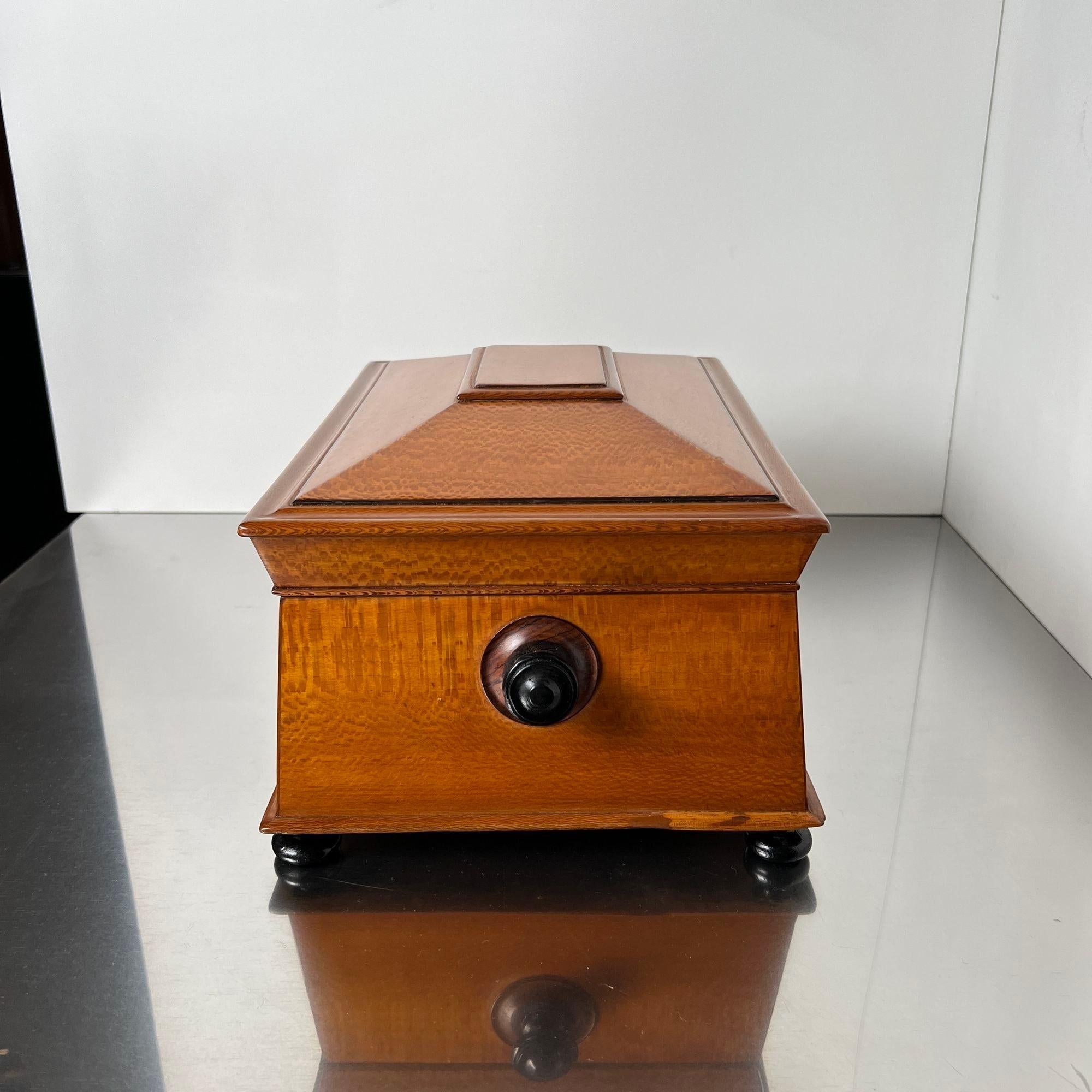 Caja historicista, chapado de fresno floral, palisandro, Austria circa 1880 Fines del siglo XIX en venta