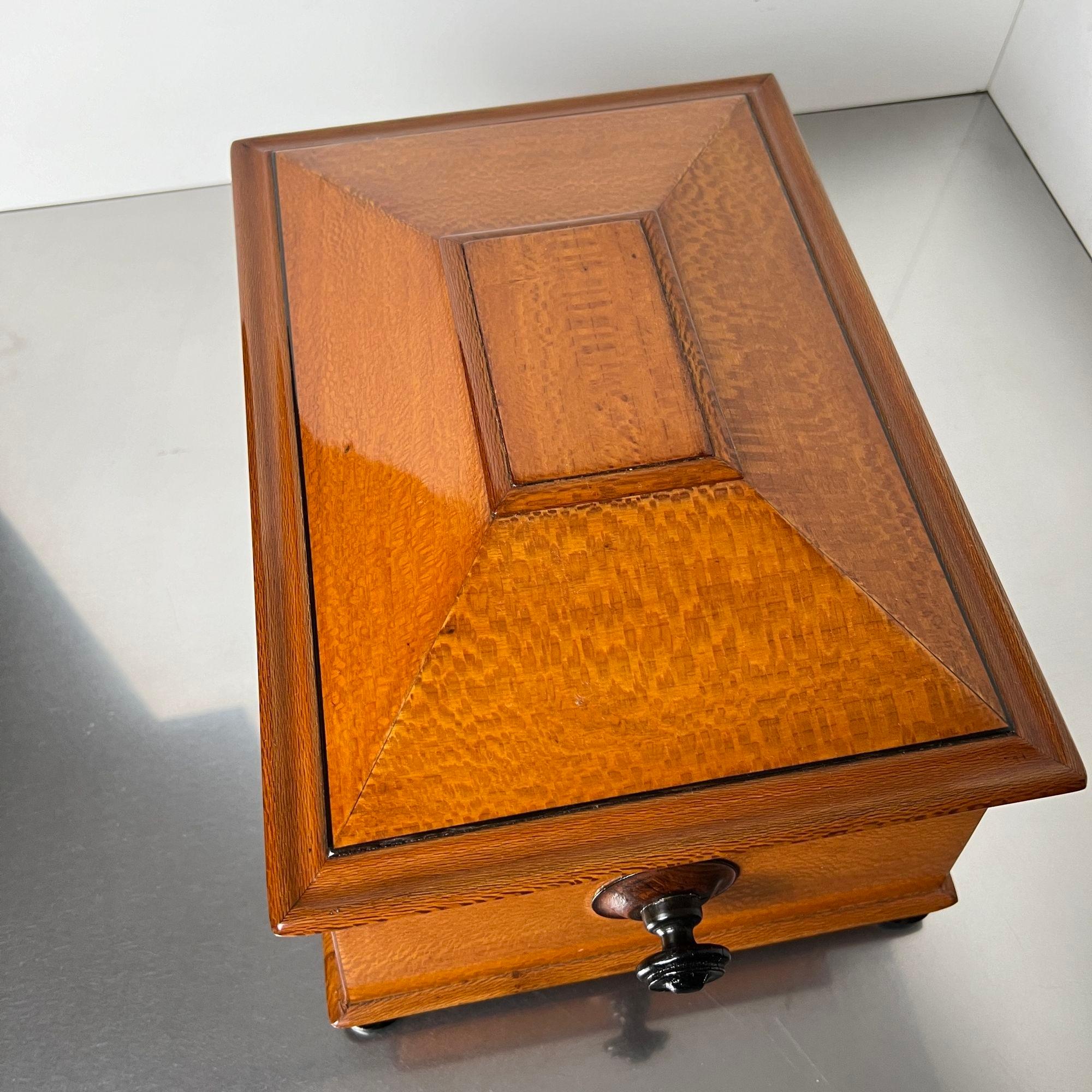 Caja historicista, chapado de fresno floral, palisandro, Austria circa 1880 en venta 2