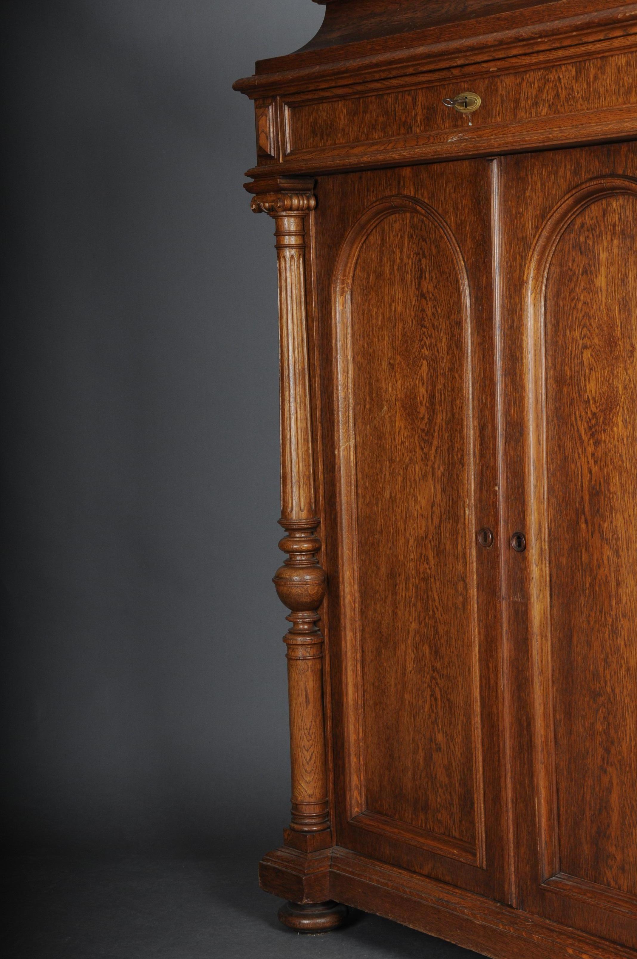 Historicism cabinet / Vertiko circa 1870, light oak

Solid wood with light oak. Rectangular body. 2 doors. Flanked by 2 carved full columns. With 3 extension leaves. Above a drawer box.

(O-225.