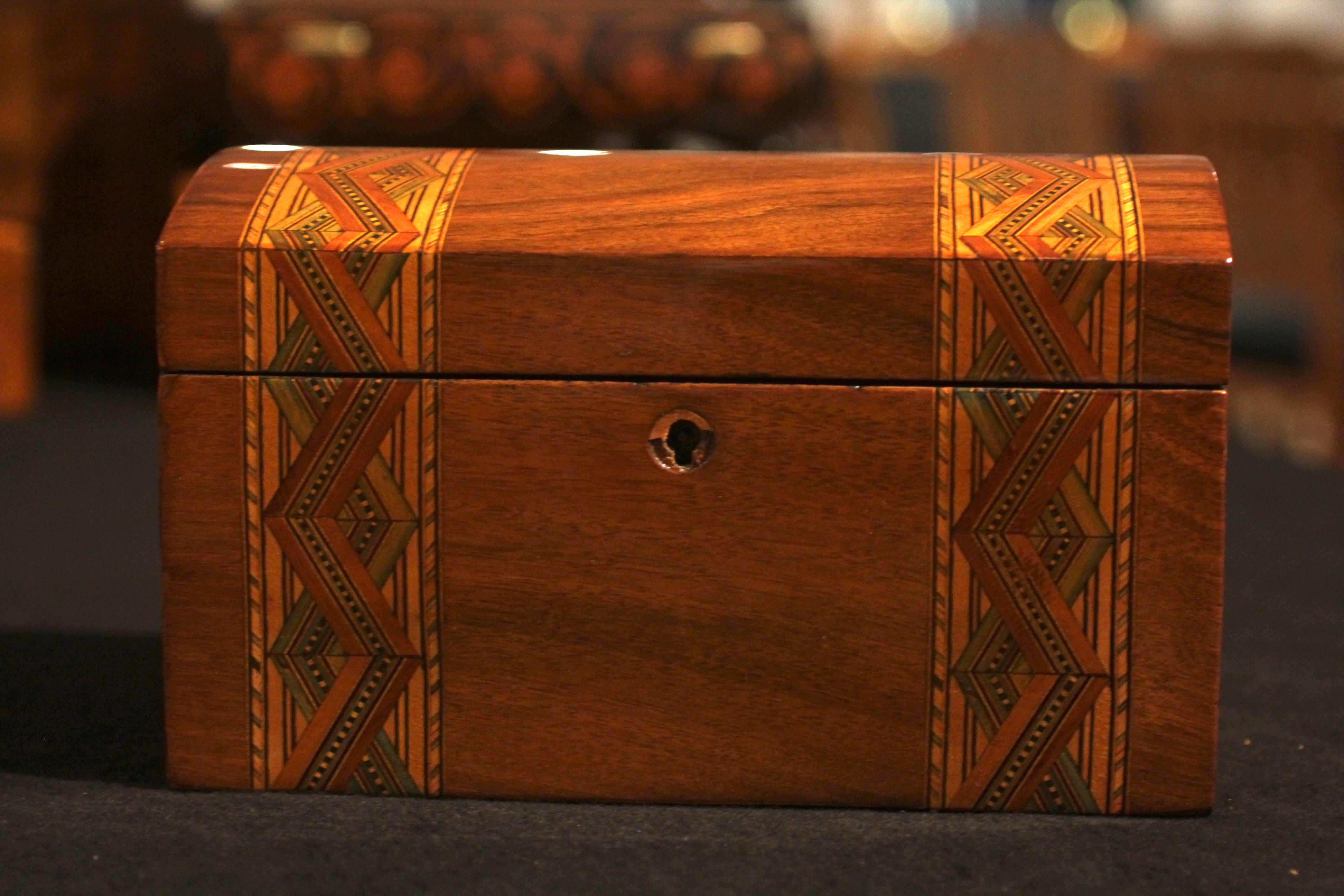 Beautiful Hand-made Historicism decorative box, jewellery, accesories box, South Germany, circa 1880.

Walnut veneered on  curved top with inlays in Maple, Plum and green colored/stained maple wood.
Fully restored with fine shellac hand-polish
