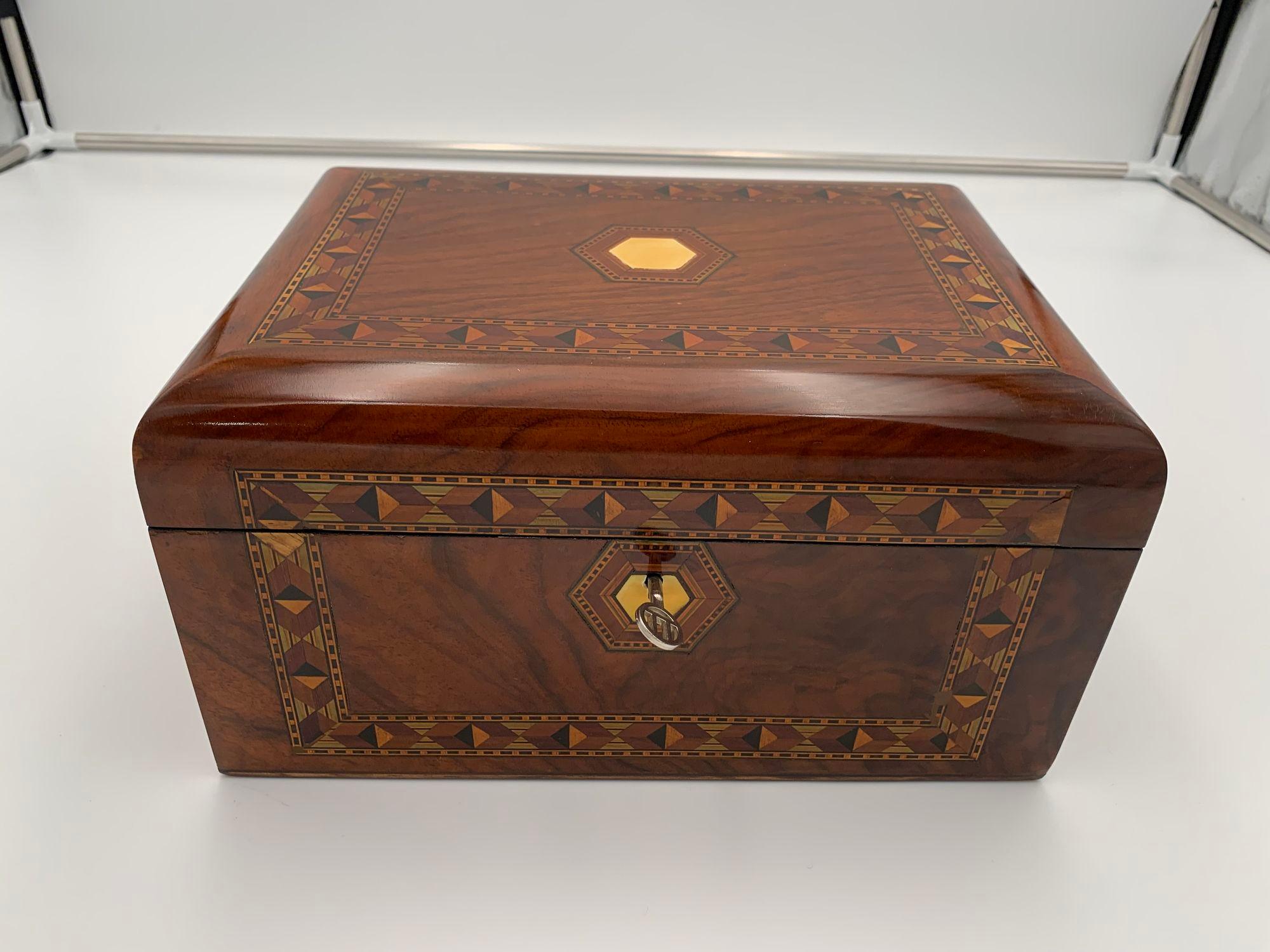Historicism jewelry box, walnut with inlays, Germany, 19th century
Walnut inlaid with various colored woods, including maple, plum, ebony and stone. Working old lock. Restored and shellac hand-polished.
Dimensions: H 15 cm x W 27.7 cm x D 20 cm.