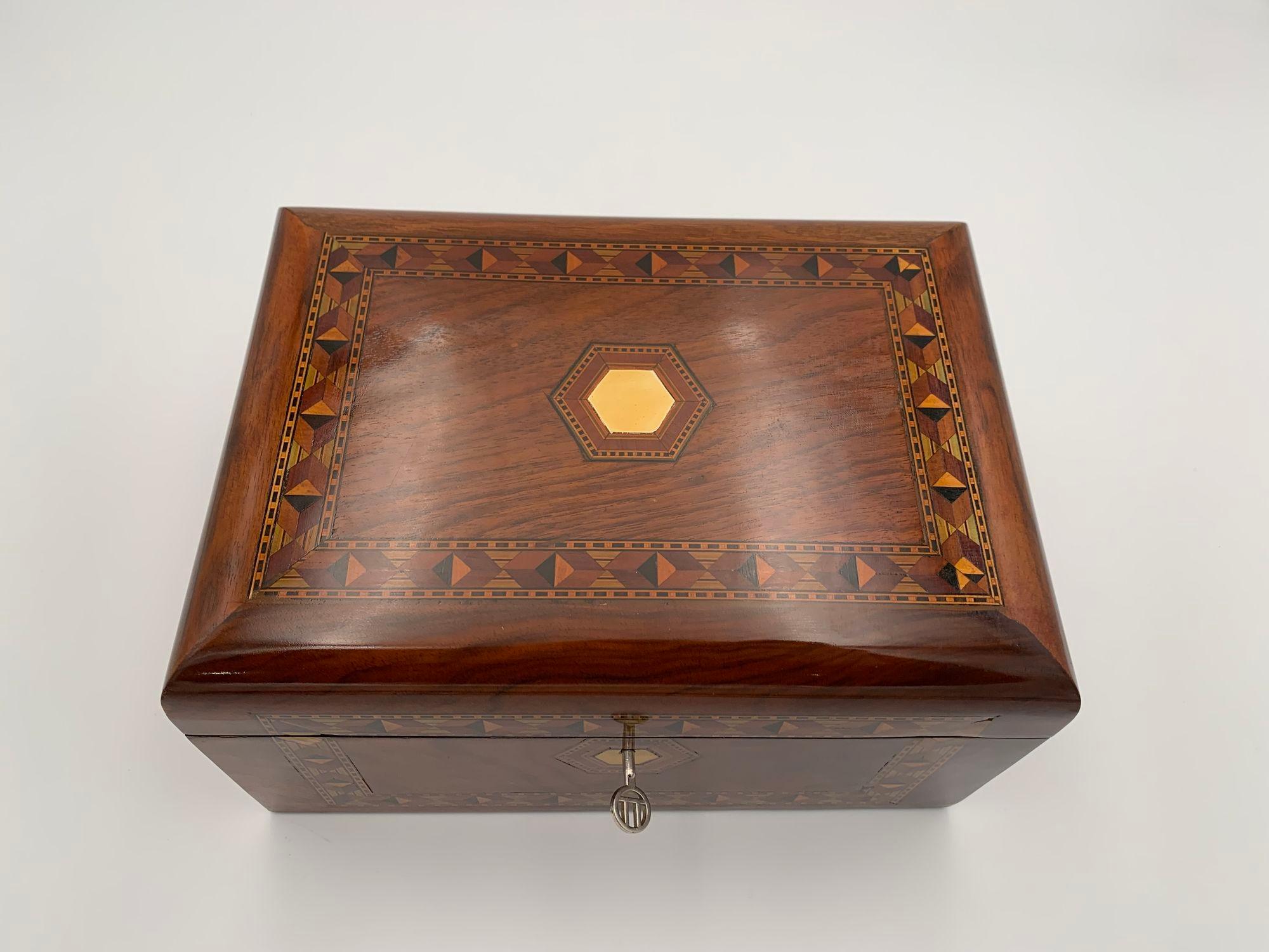 Historicism Jewelry Box, Walnut with Inlays, Germany, 19th Century In Good Condition For Sale In Regensburg, DE