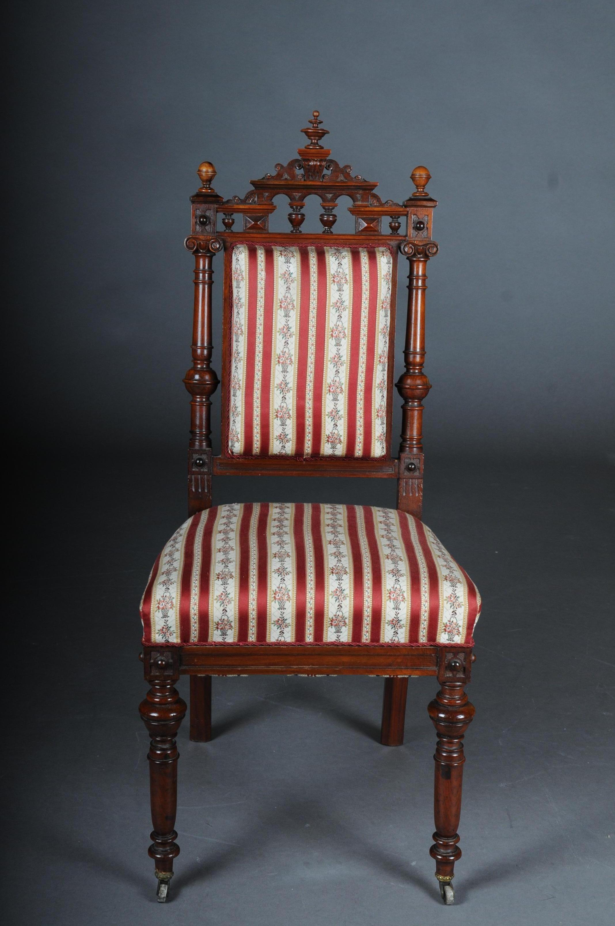 Historicism salon sofa, 2 armchairs, 4 chairs circa 1870, walnut

Walnut with relief carving. Baluster front legs on wheels, rear square legs merging into architectural backrest with dolls. Striped padding, circa 1870.

(B-174).