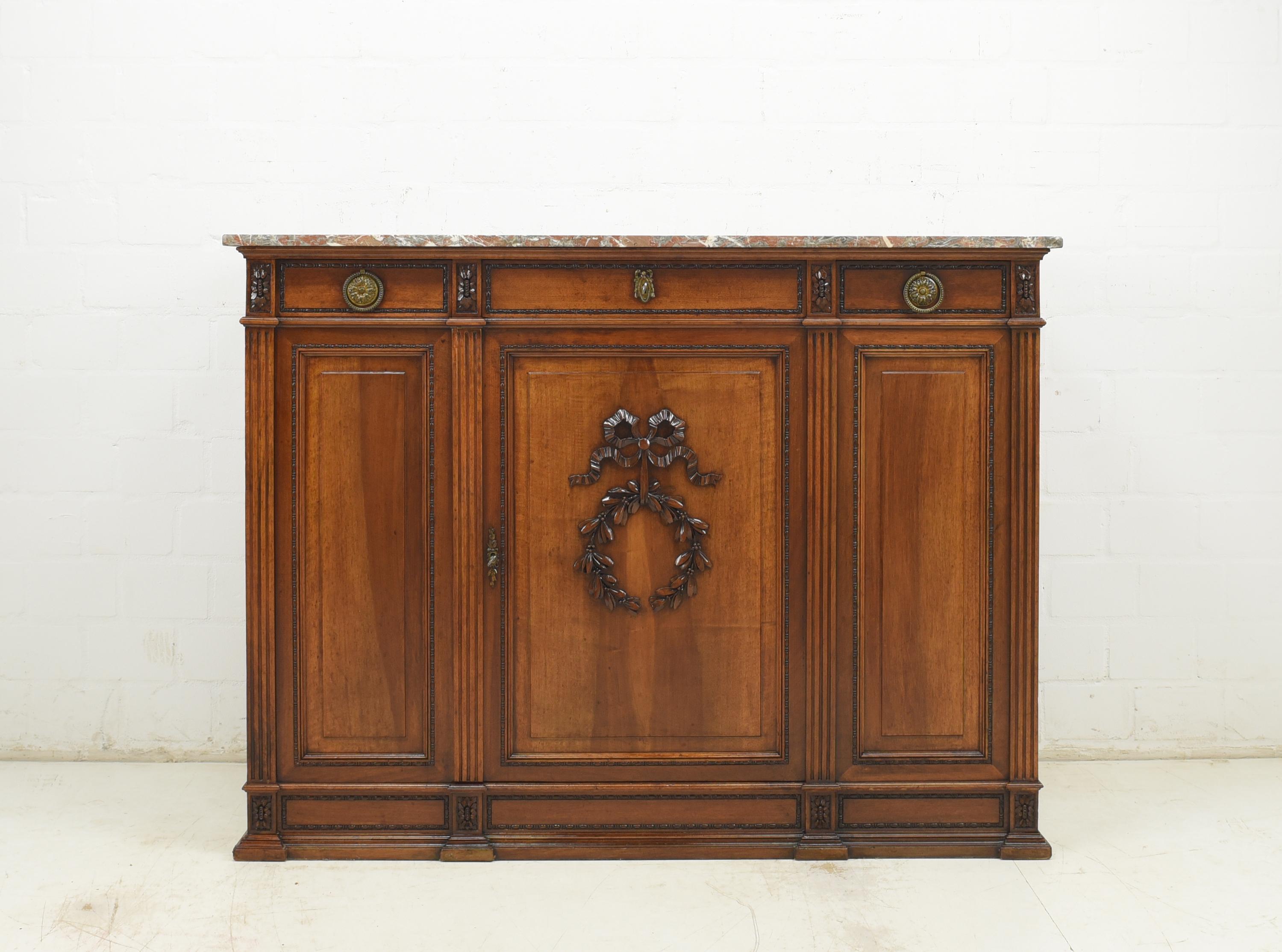 Dresser restored walnut historicism around 1900 sideboard chest of drawers

Features: 
Single-door model with three drawers
High quality
Drawers pronged
Beautiful carved decor
Original fittings
Original stone slab
Beautiful walnut