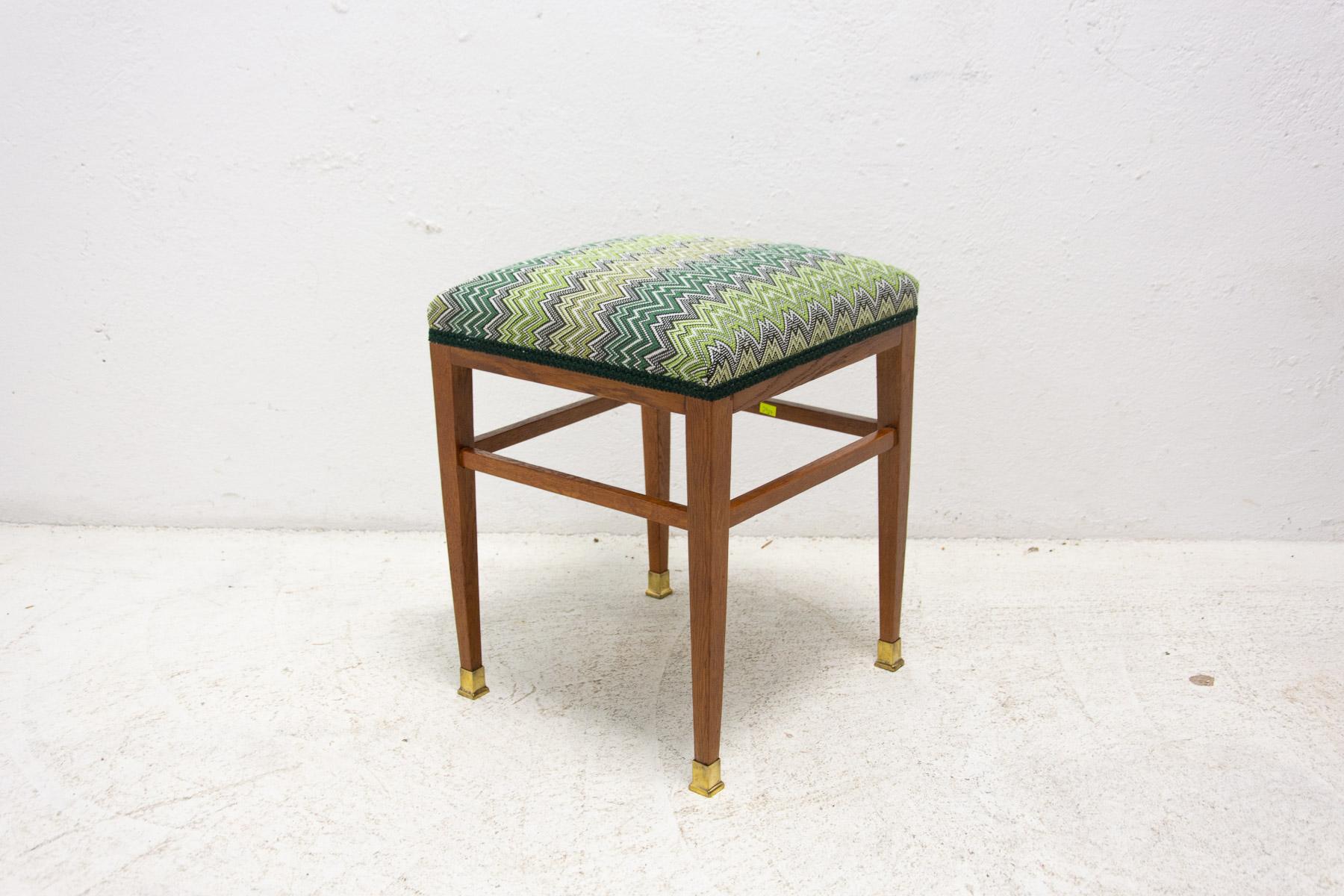 This stool/footrest was made in Austria-Hungary territory around 1910.

It´s made of oak wood and it was completely reupholstered with new period fabric in ART NOUVEAU style. Brass on the bottom of the legs.

Ine very good condition.

Height: 47