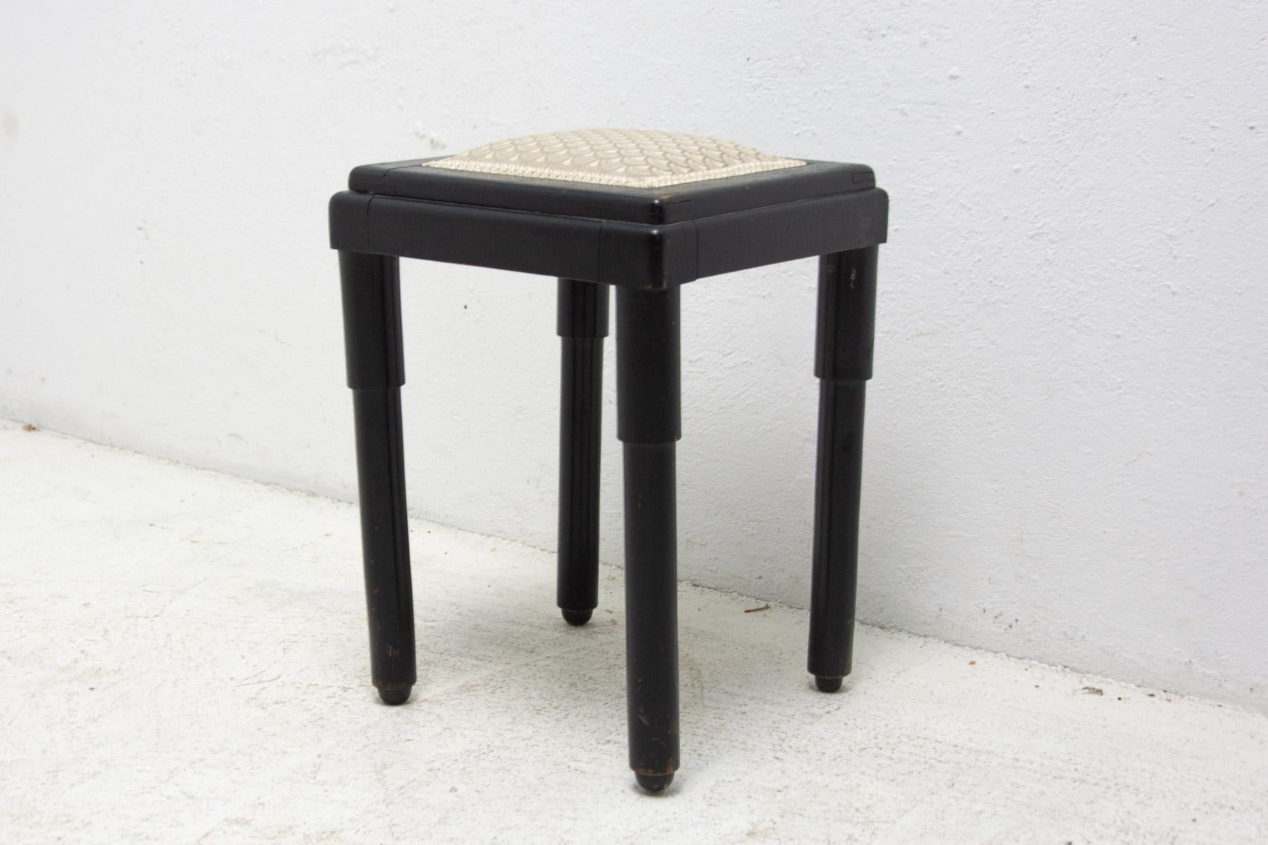 This stool/footrest was made in Austria-Hungary territory around 1910.

It´s made of beech wood and it´s upholstered in fabric. In good condition, new fabric, shows slight signs of age and using.

Height: 48 cm

Width: 35 cm

Depth: 35 cm

Seat
