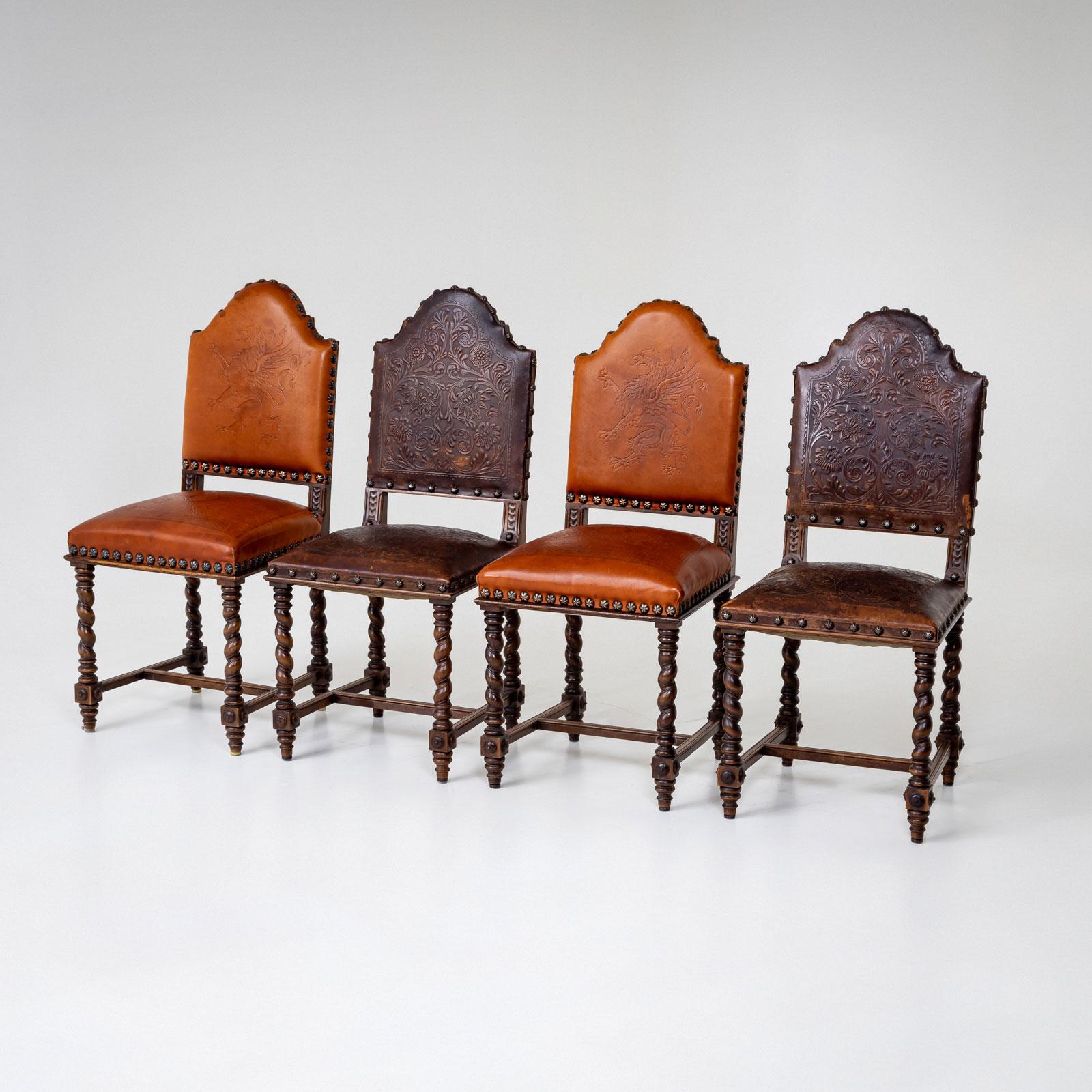 Ein Satz von vier Esszimmerstühlen aus der Zeit des Historismus, gefertigt aus kunstvoll geschnitztem Nussbaum. Die Stühle haben gedrechselte Säulenbeine, die die außergewöhnliche Handwerkskunst der Epoche unterstreichen. Die Sitze und Rückenlehnen