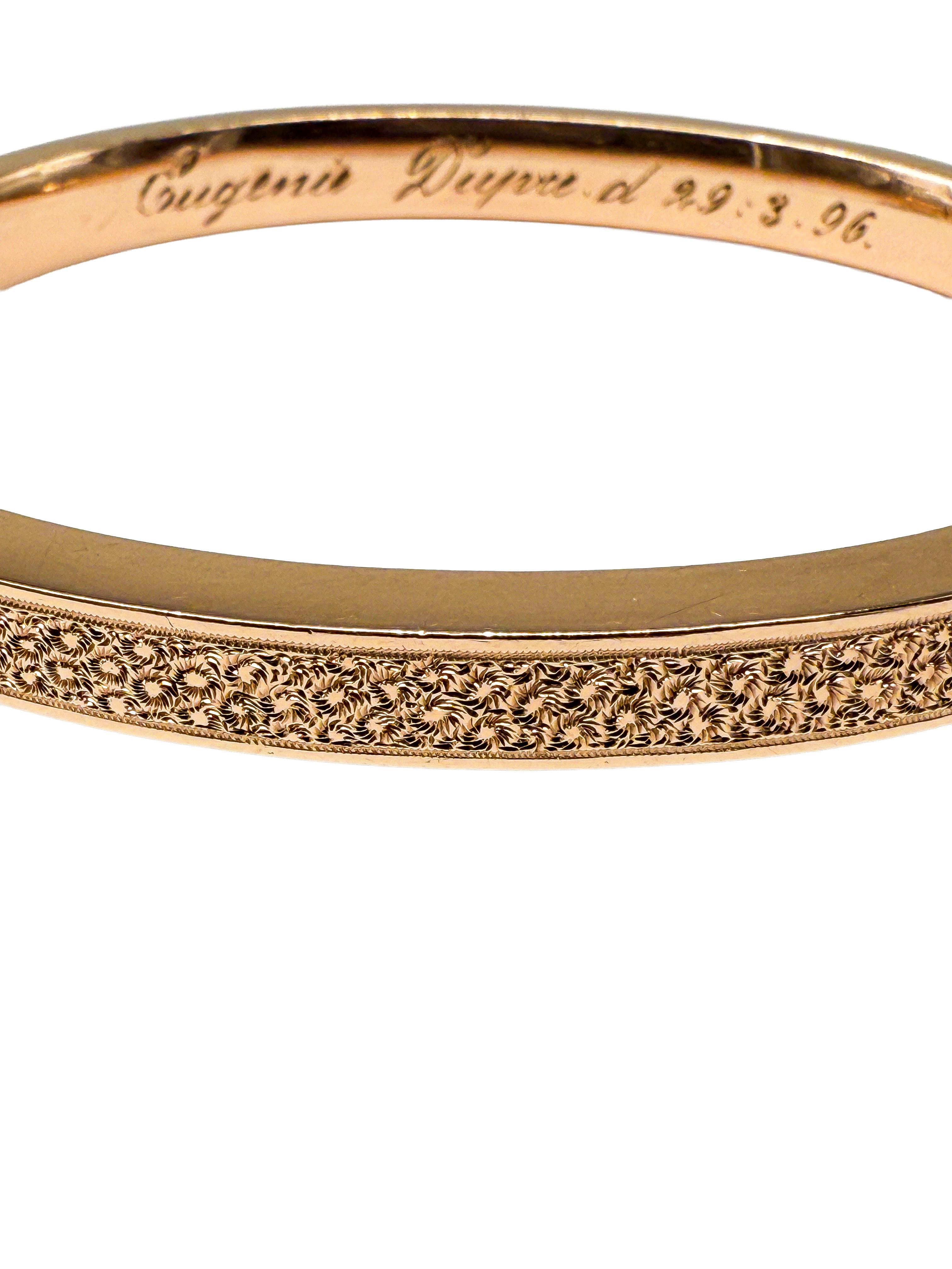 This historicist-style bangle radiates timeless elegance and fine craftsmanship. Made of 8-karat yellow gold, it carries a warm, noble glow that enhances any look with sophistication. With a weight of 14.3 g, it rests comfortably on the wrist while