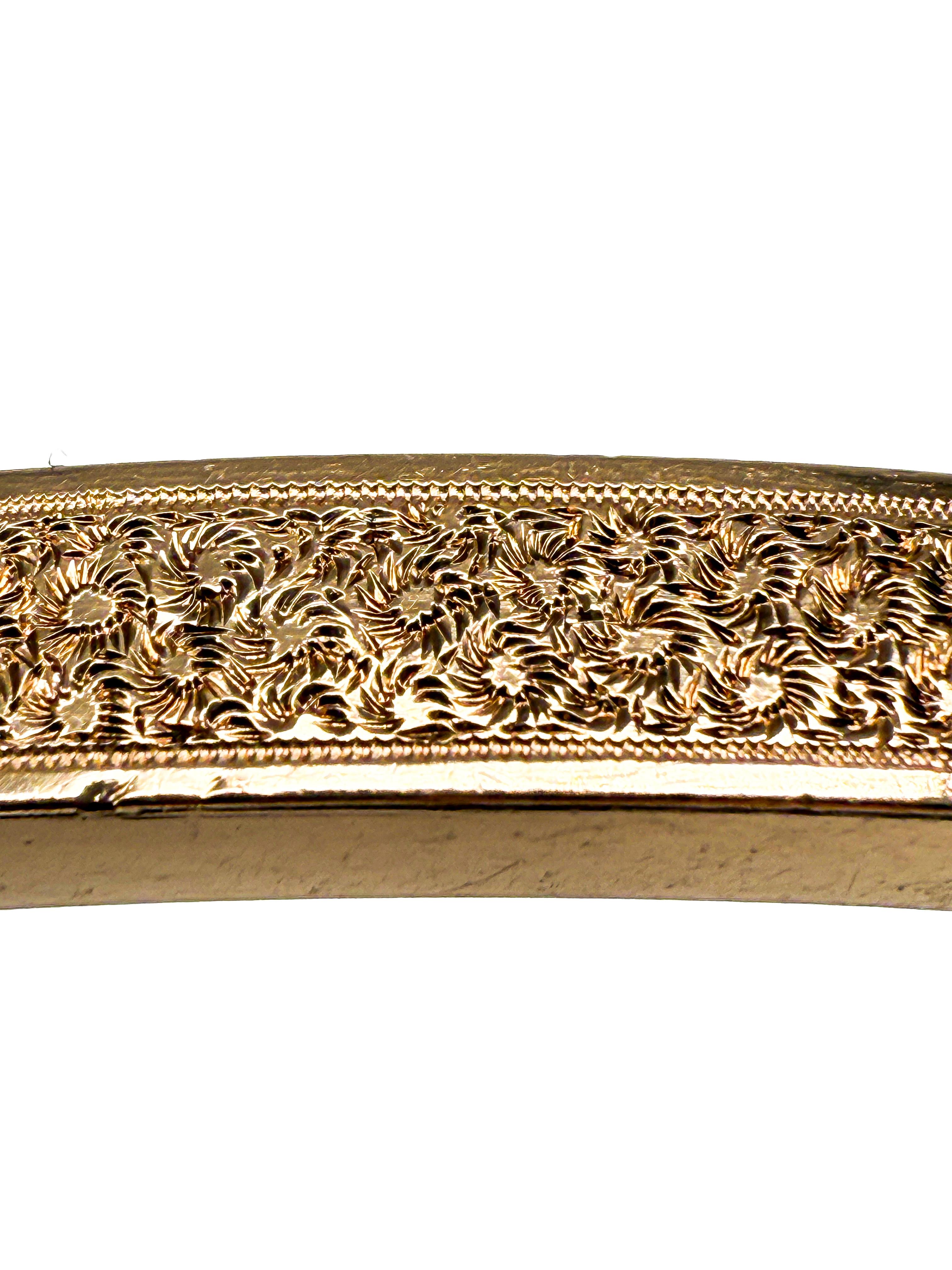 Historicist-Style 8K Yellow Gold Bangle with Pattern In Good Condition For Sale In Berlin, DE