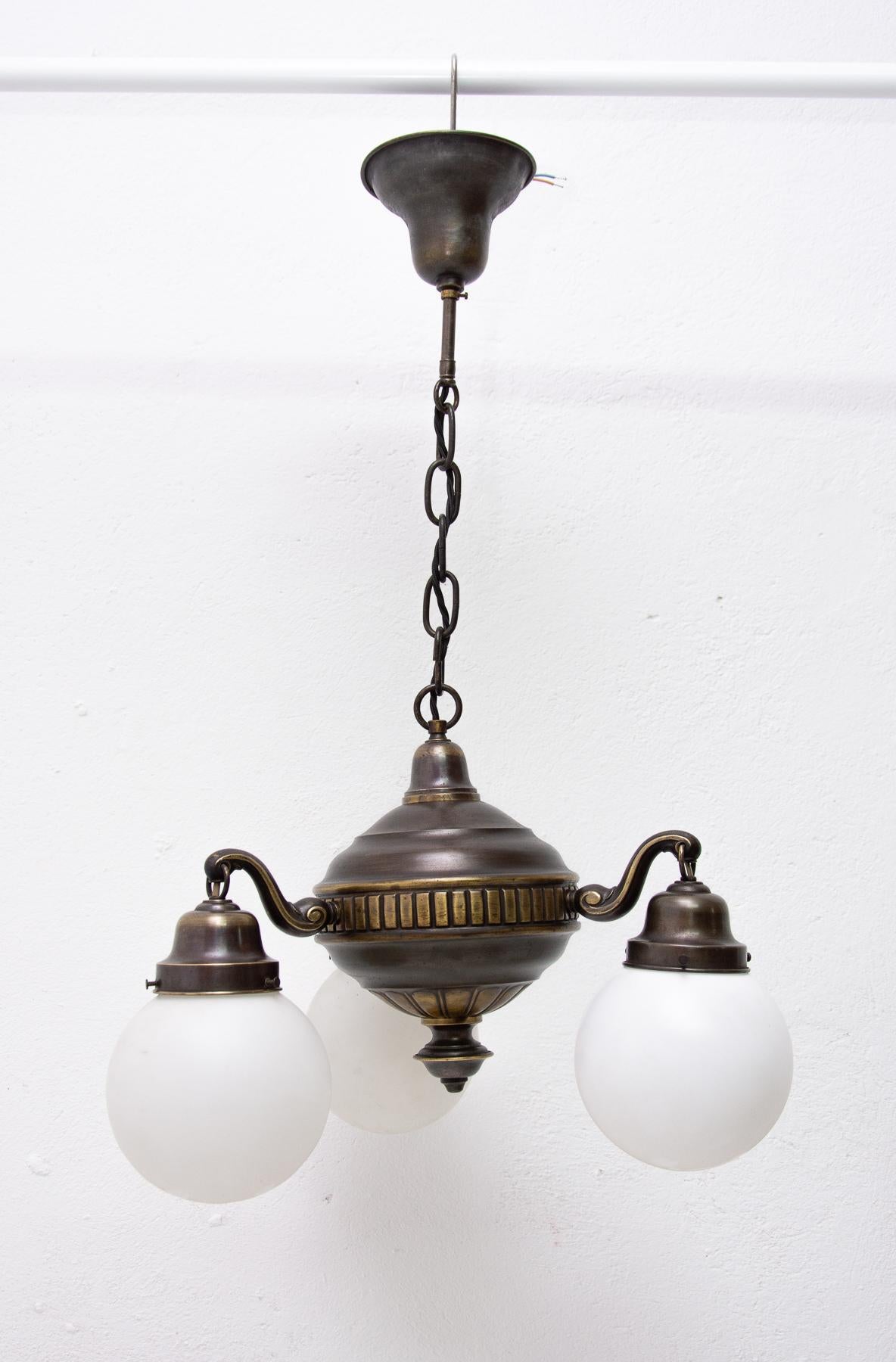 Historicizing Brass Three-Armed Chandelier, Turn of the 19th and 20th Century In Excellent Condition In Prague 8, CZ