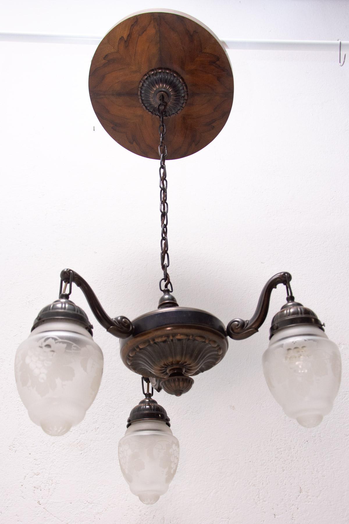 Historicizing Brass Three-Armed Chandelier, Turn of the 19th and 20th Century In Excellent Condition For Sale In Prague 8, CZ