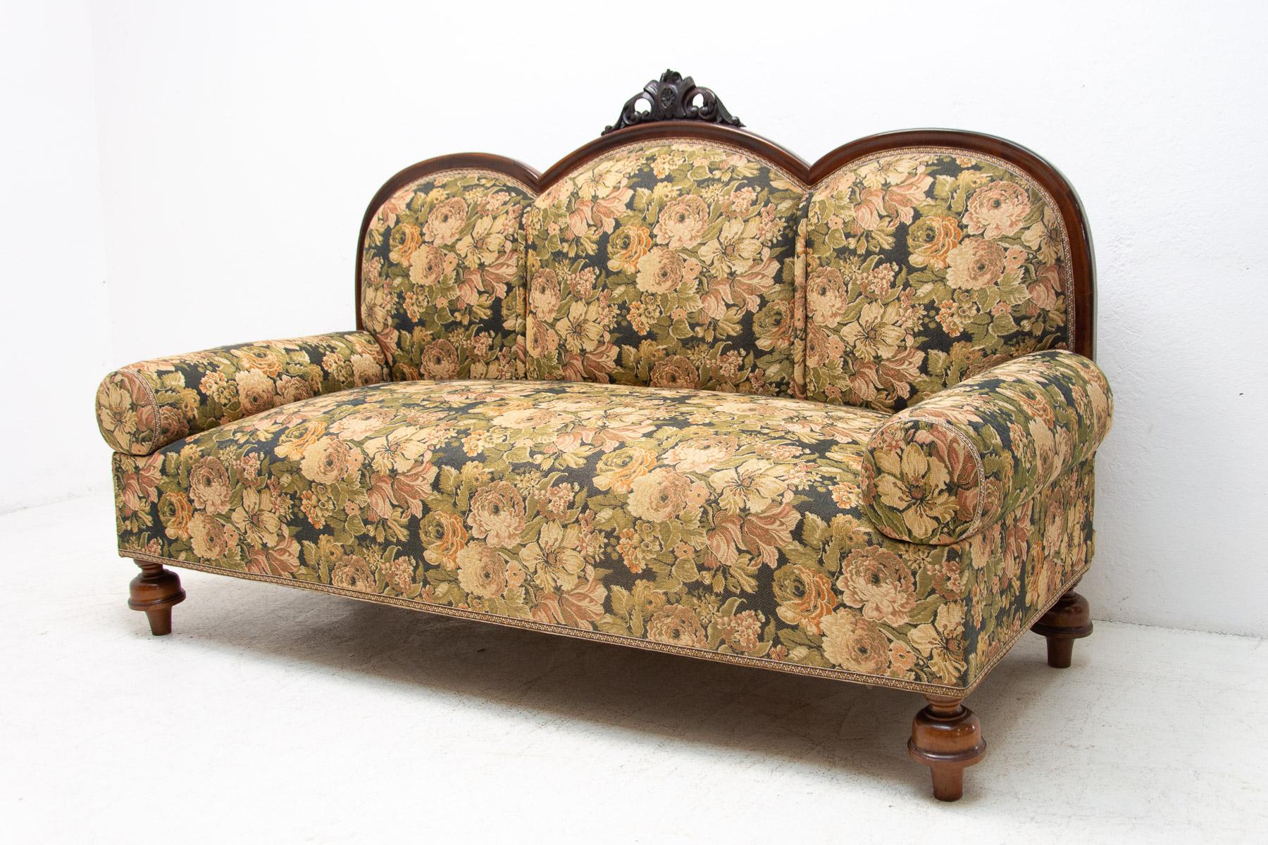 Upholstered sofa in the historicizing style, walnut, floral fabric. Made at the turn of the 19th and 20th Century in Austria Hungary.
In very good condition, it was renovated in the past.

Measures: 189 x 76 cm

Height : 113 cm

Seat height :
