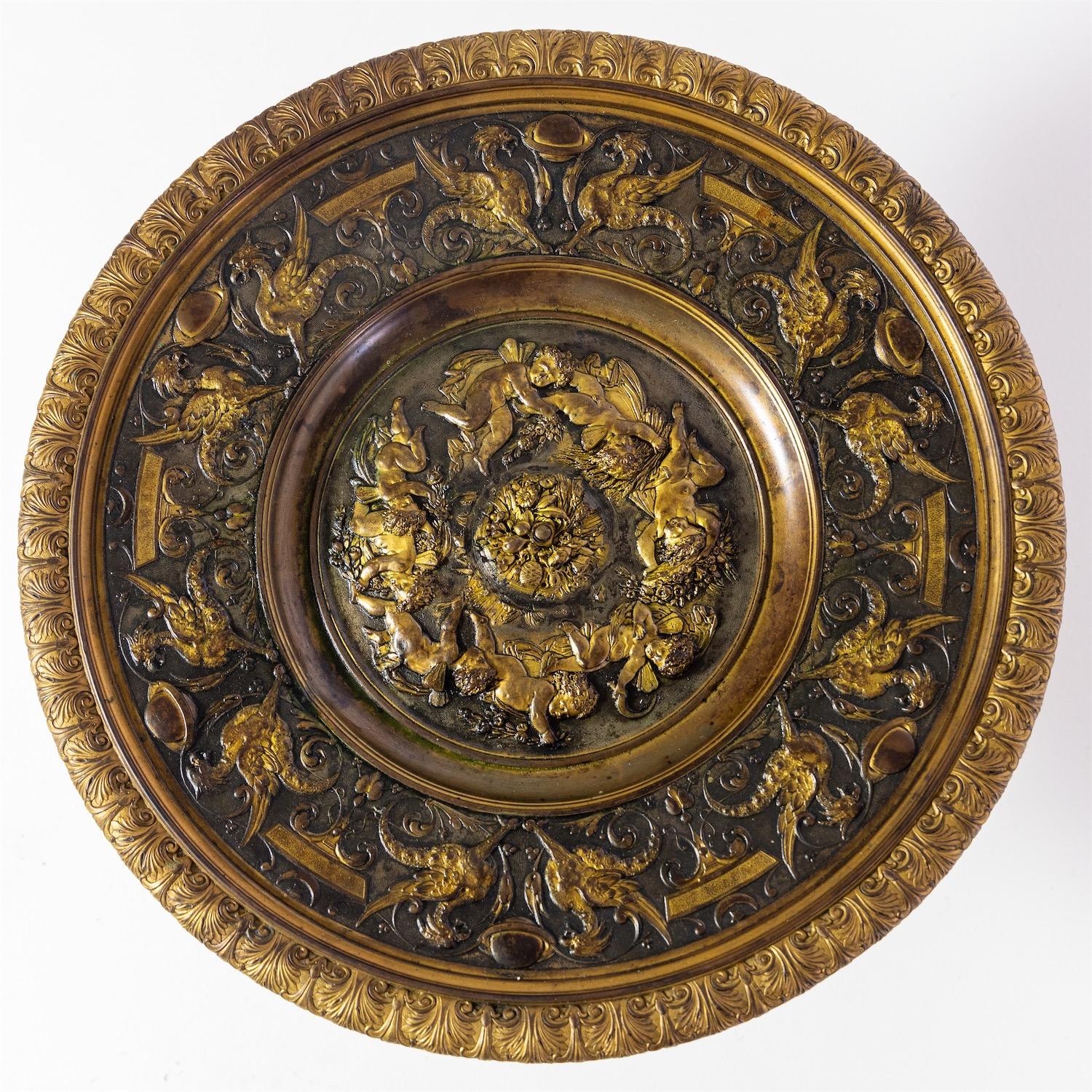 Historism Tazza in Renaissance style made of bronze with putti and griffin decor.