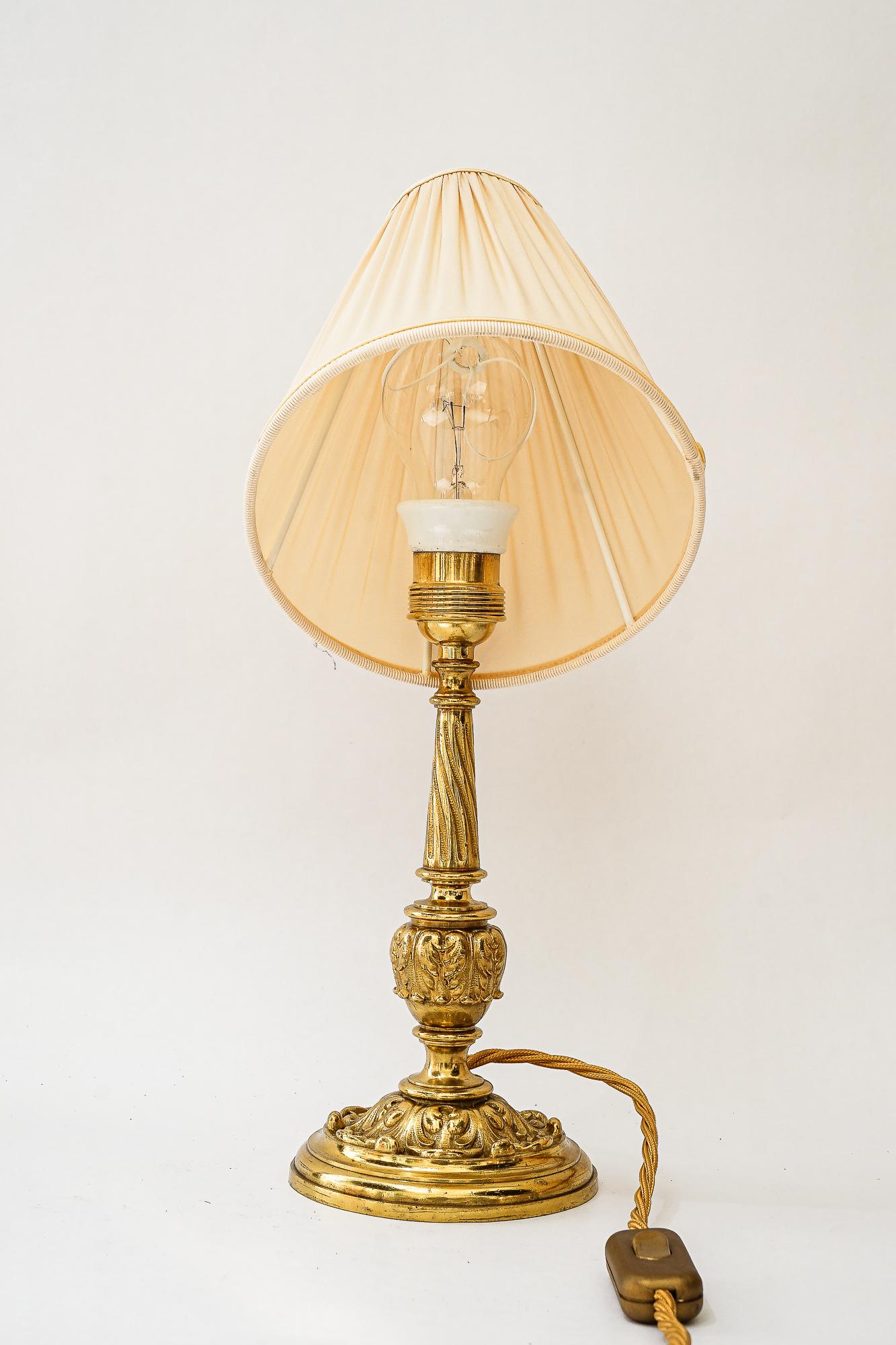Historistische Messing-Tischlampe mit Stoffschirm, Wien um 1890 im Angebot 5