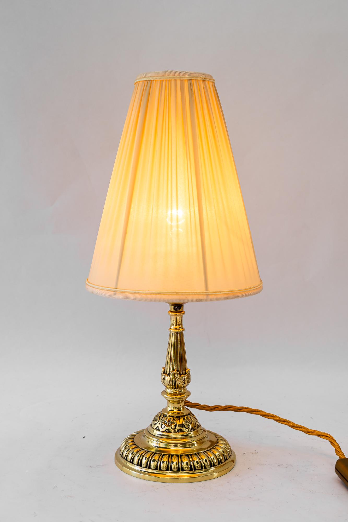 Storica lampada da tavolo in ottone con paralume in tessuto di Vienna del 1890 circa in vendita 2