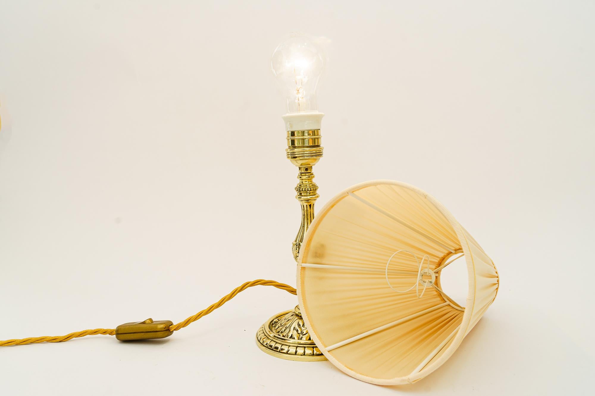 Historistische Messing-Tischlampe mit Stoffschirm, Wien um 1890 im Angebot 5