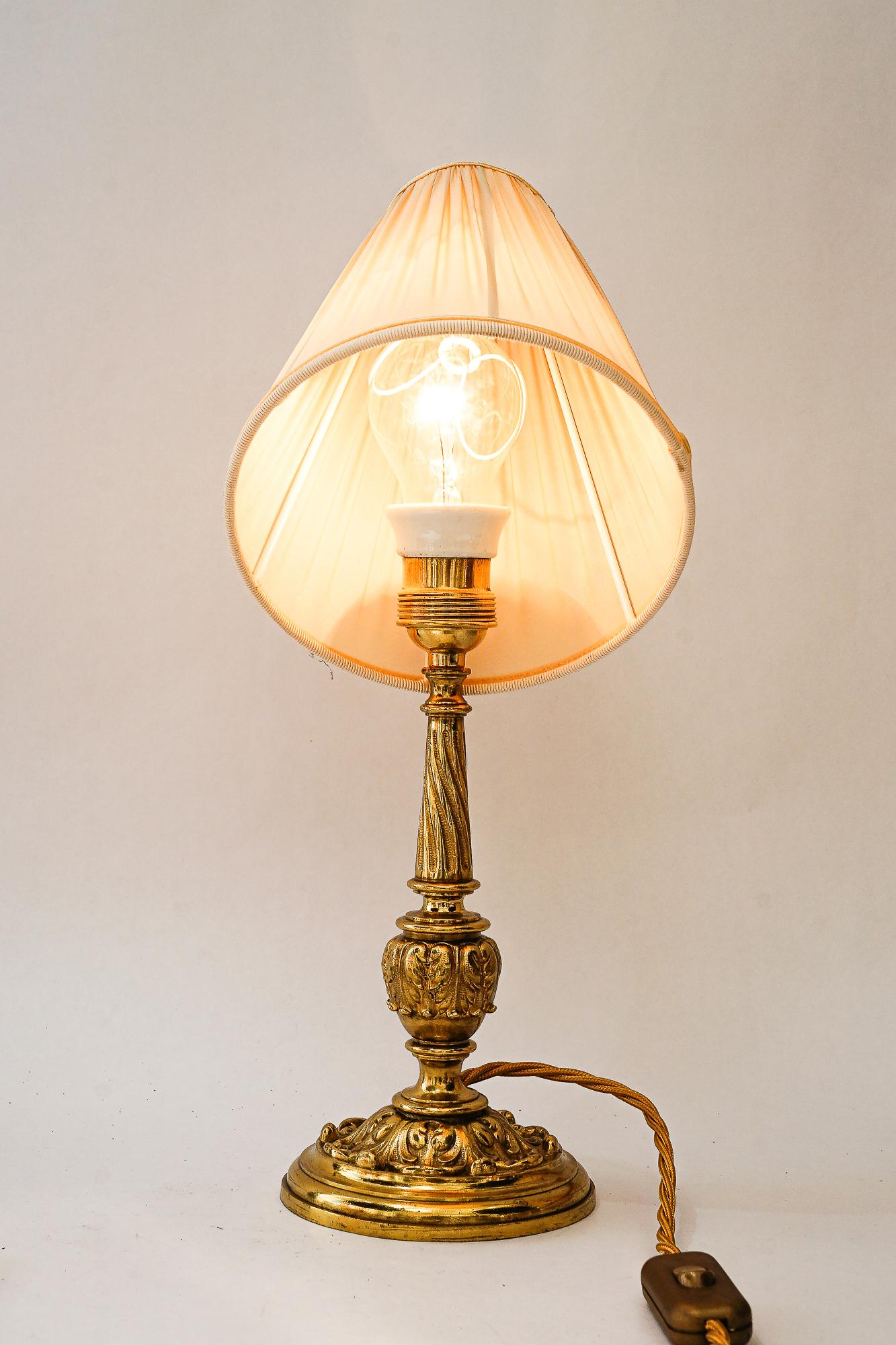 Historistische Messing-Tischlampe mit Stoffschirm, Wien um 1890 im Angebot 6