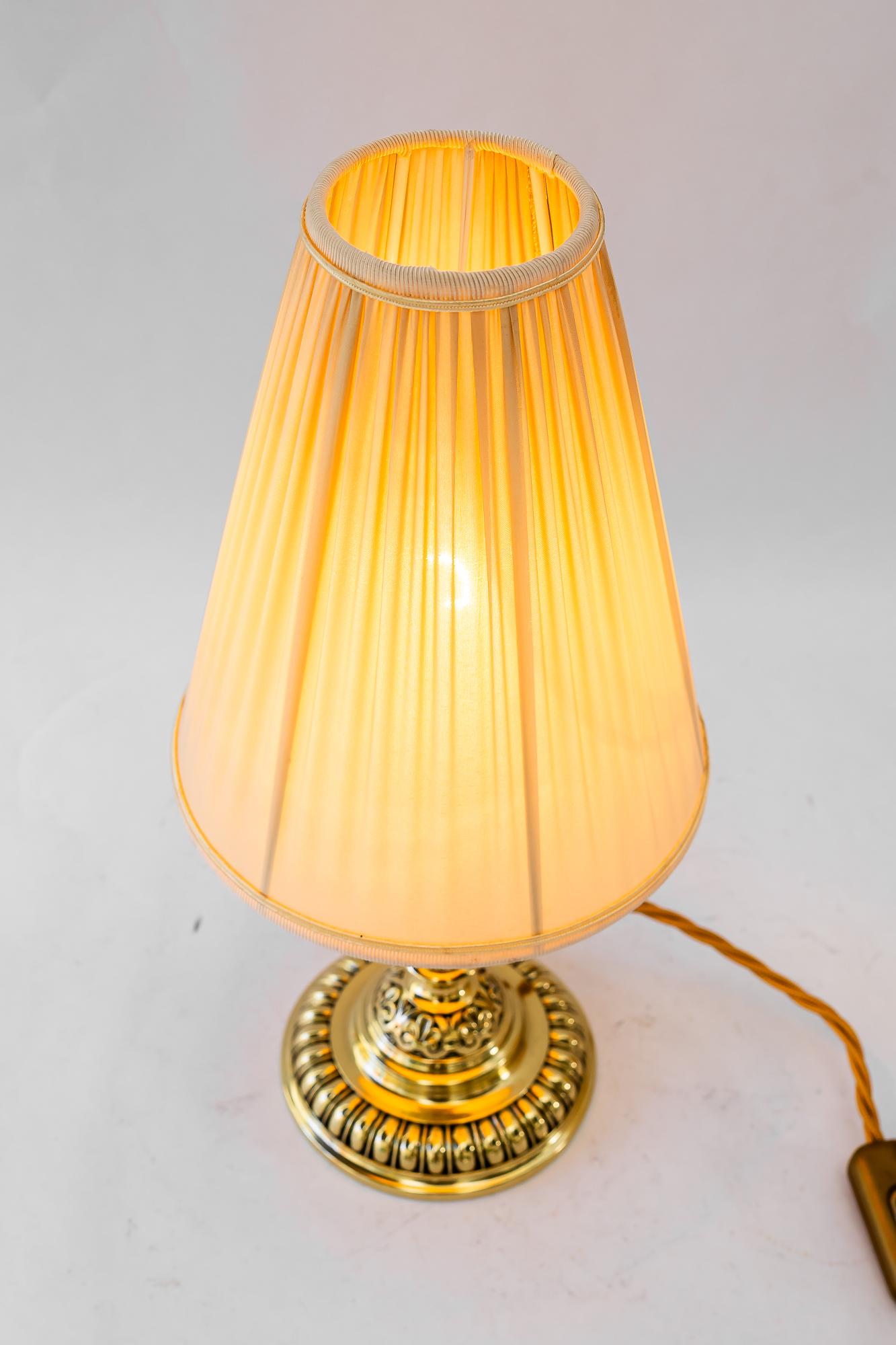 Storica lampada da tavolo in ottone con paralume in tessuto di Vienna del 1890 circa in vendita 3