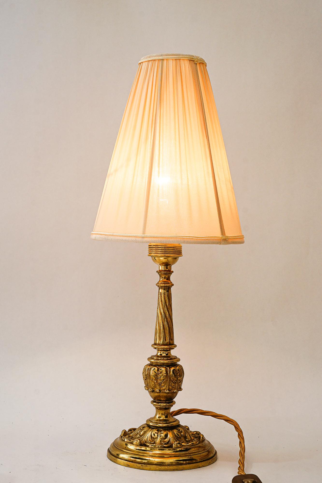 Historistische Messing-Tischlampe mit Stoffschirm, Wien um 1890 im Angebot 7