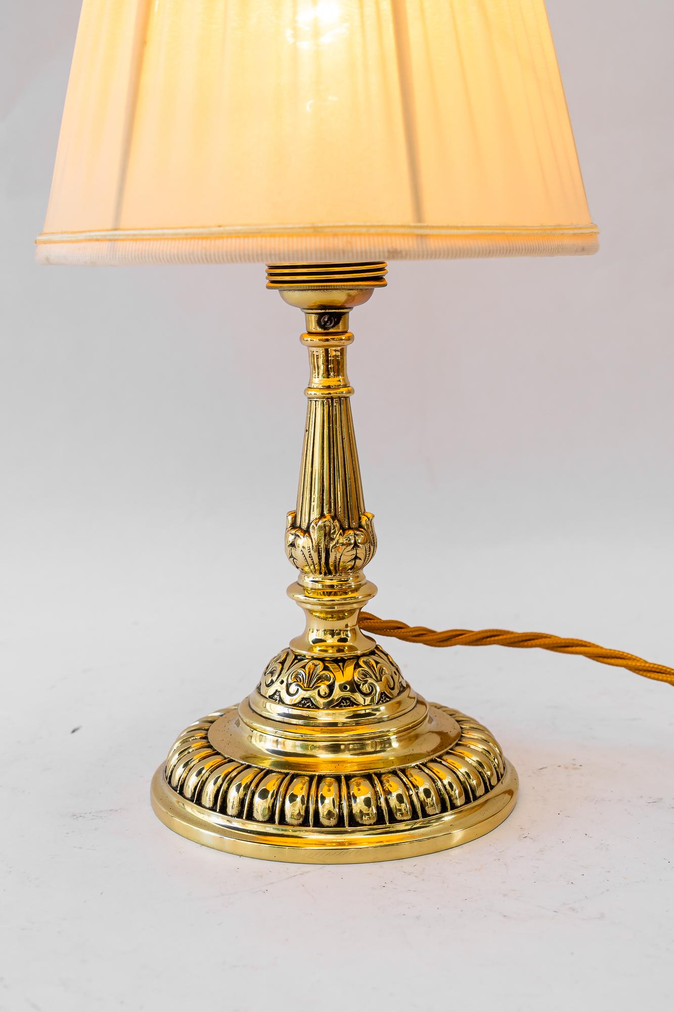 Storica lampada da tavolo in ottone con paralume in tessuto di Vienna del 1890 circa in vendita 4