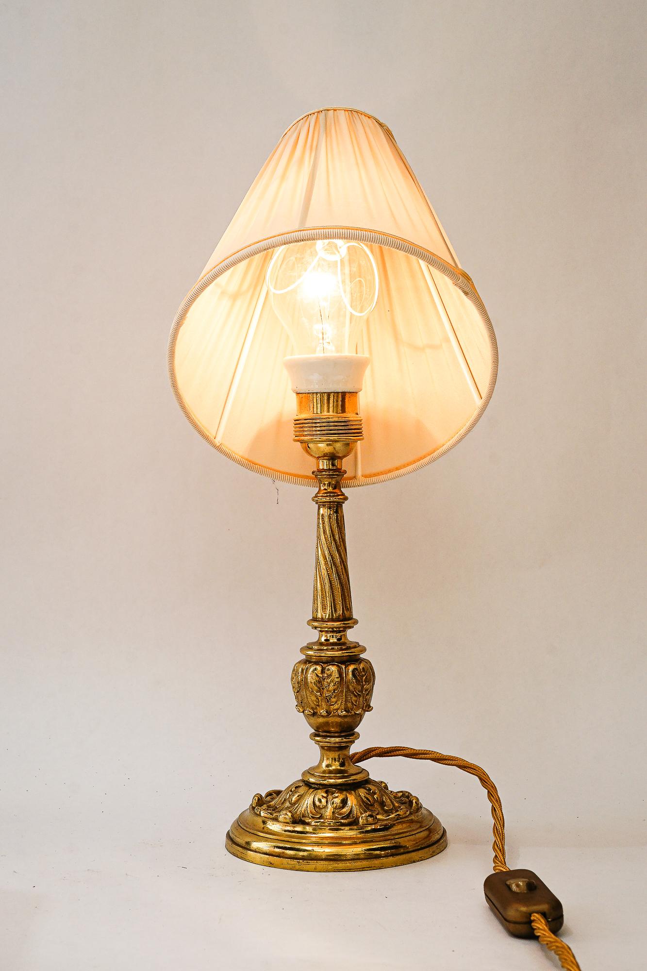 Historistische Messing-Tischlampe mit Stoffschirm, Wien um 1890 im Angebot 8