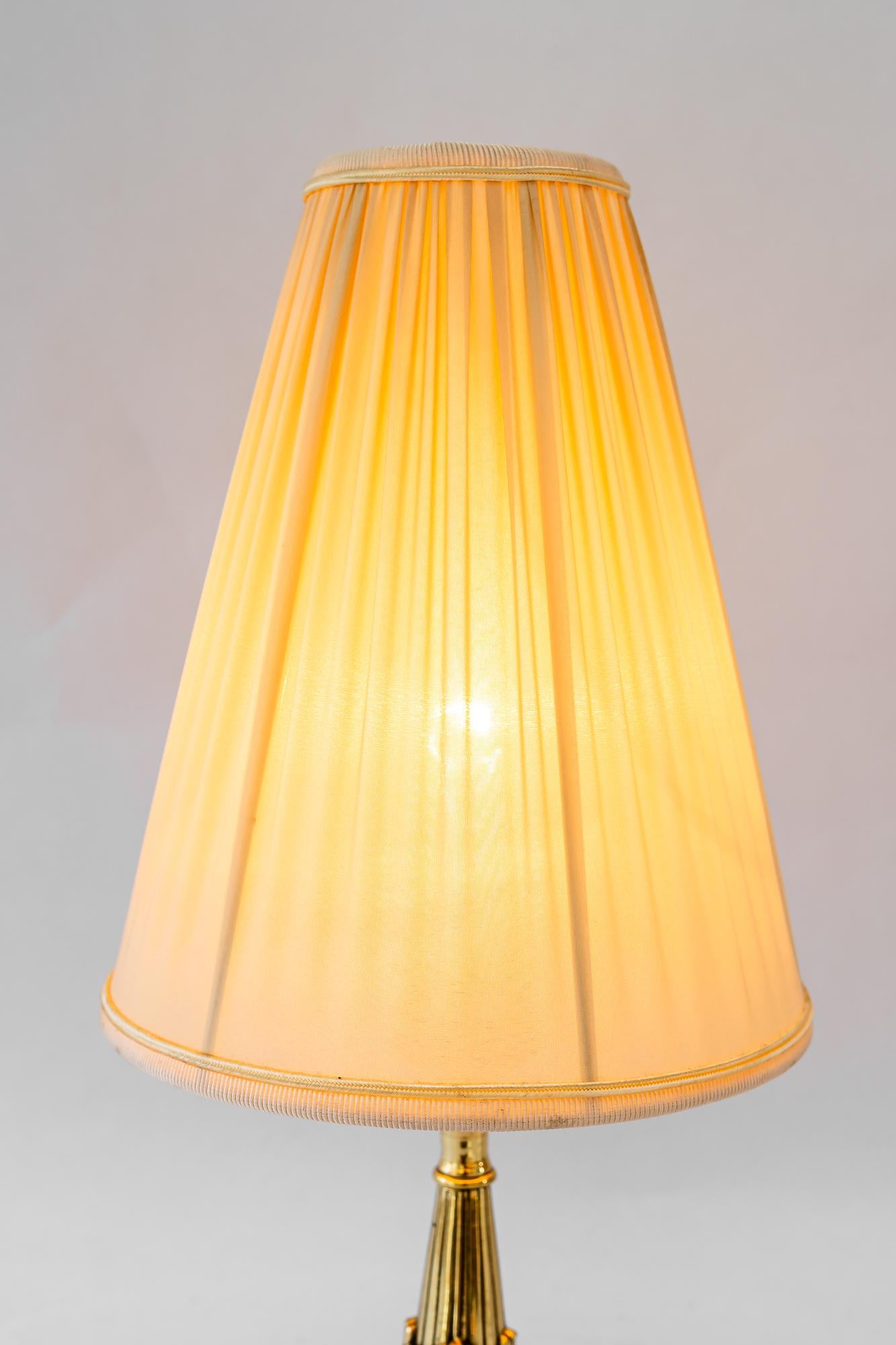 Storica lampada da tavolo in ottone con paralume in tessuto di Vienna del 1890 circa in vendita 5