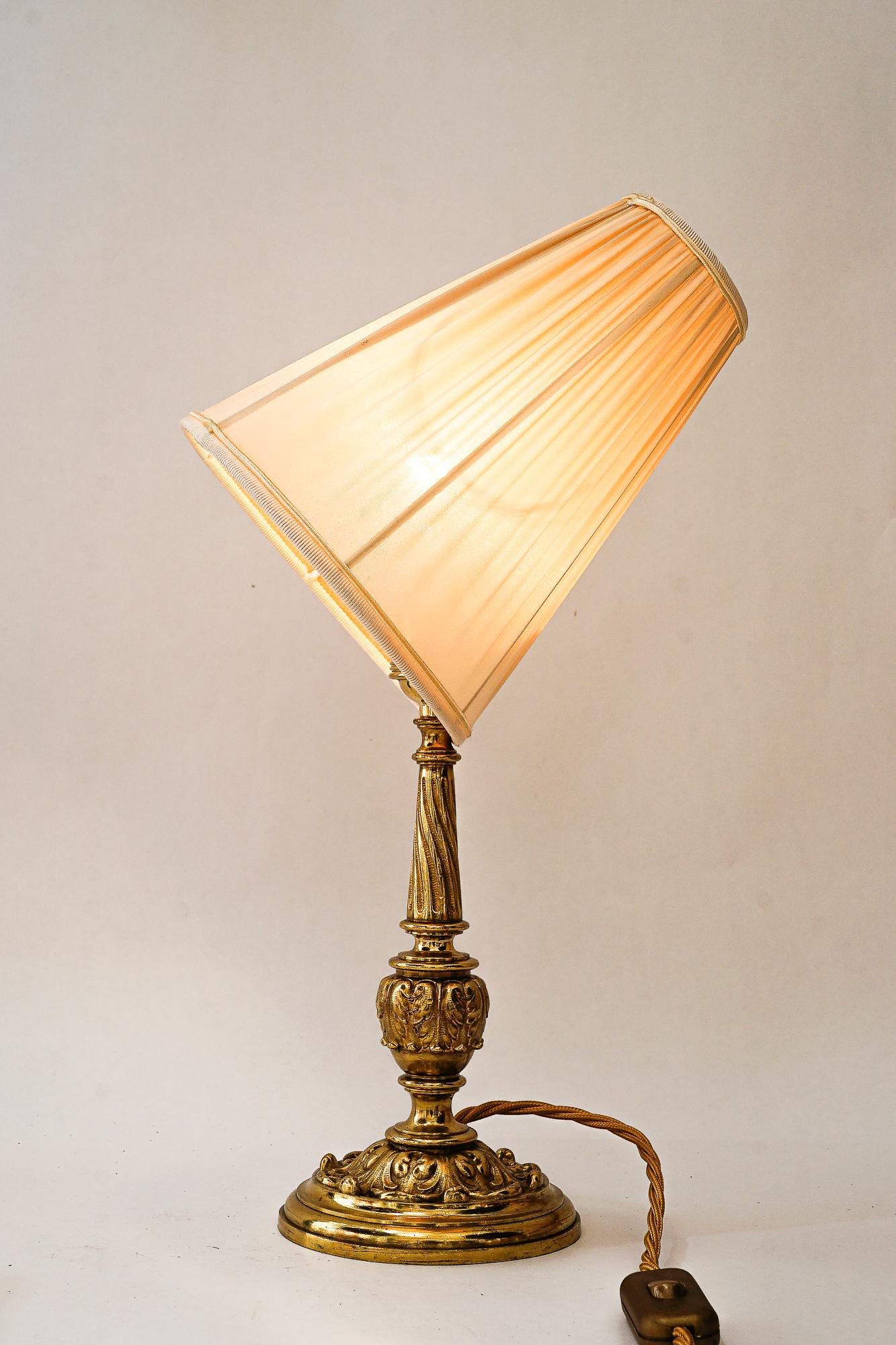 Historistische Messing-Tischlampe mit Stoffschirm, Wien um 1890 im Angebot 9
