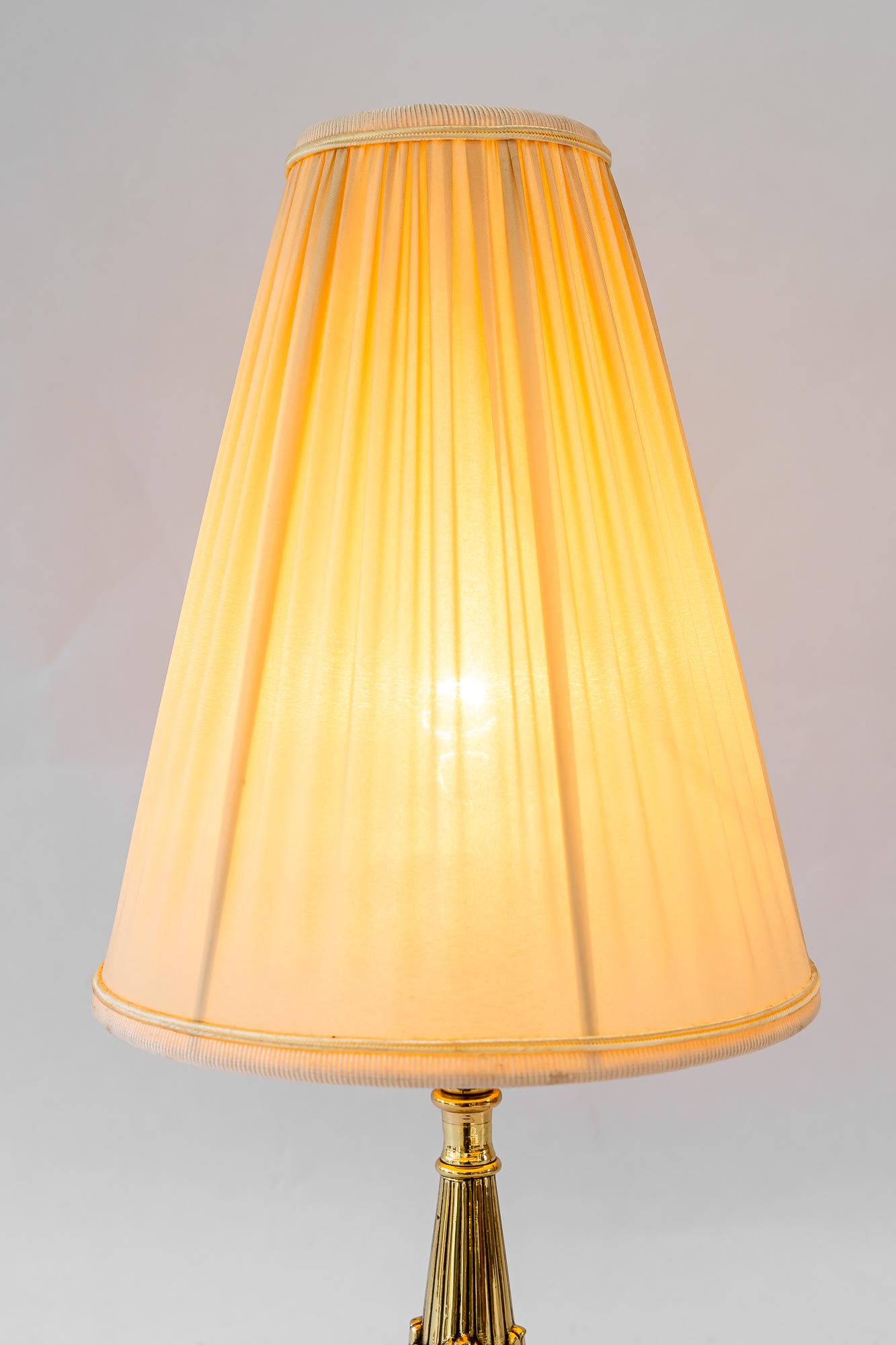 Storica lampada da tavolo in ottone con paralume in tessuto di Vienna del 1890 circa in vendita 6