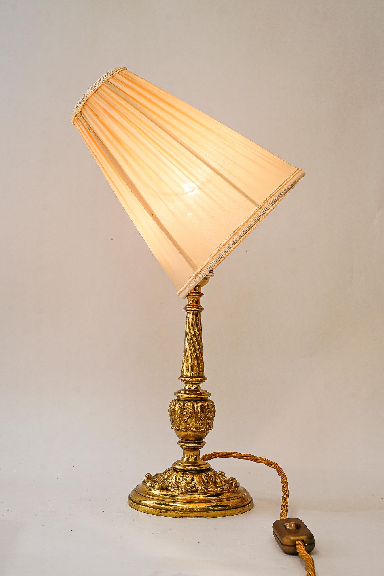Historistische Messing-Tischlampe mit Stoffschirm, Wien um 1890 im Angebot 10