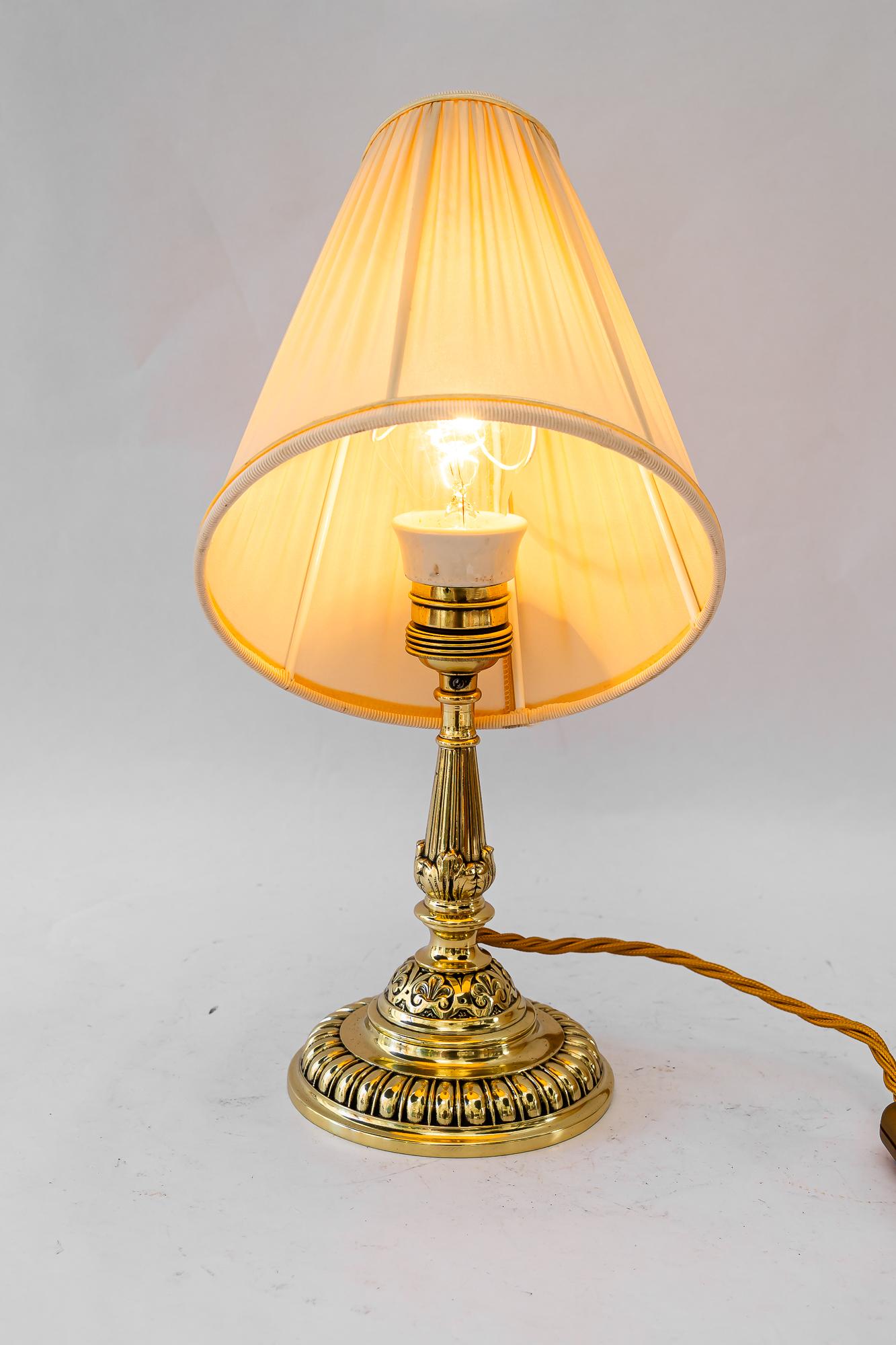 Storica lampada da tavolo in ottone con paralume in tessuto di Vienna del 1890 circa in vendita 7