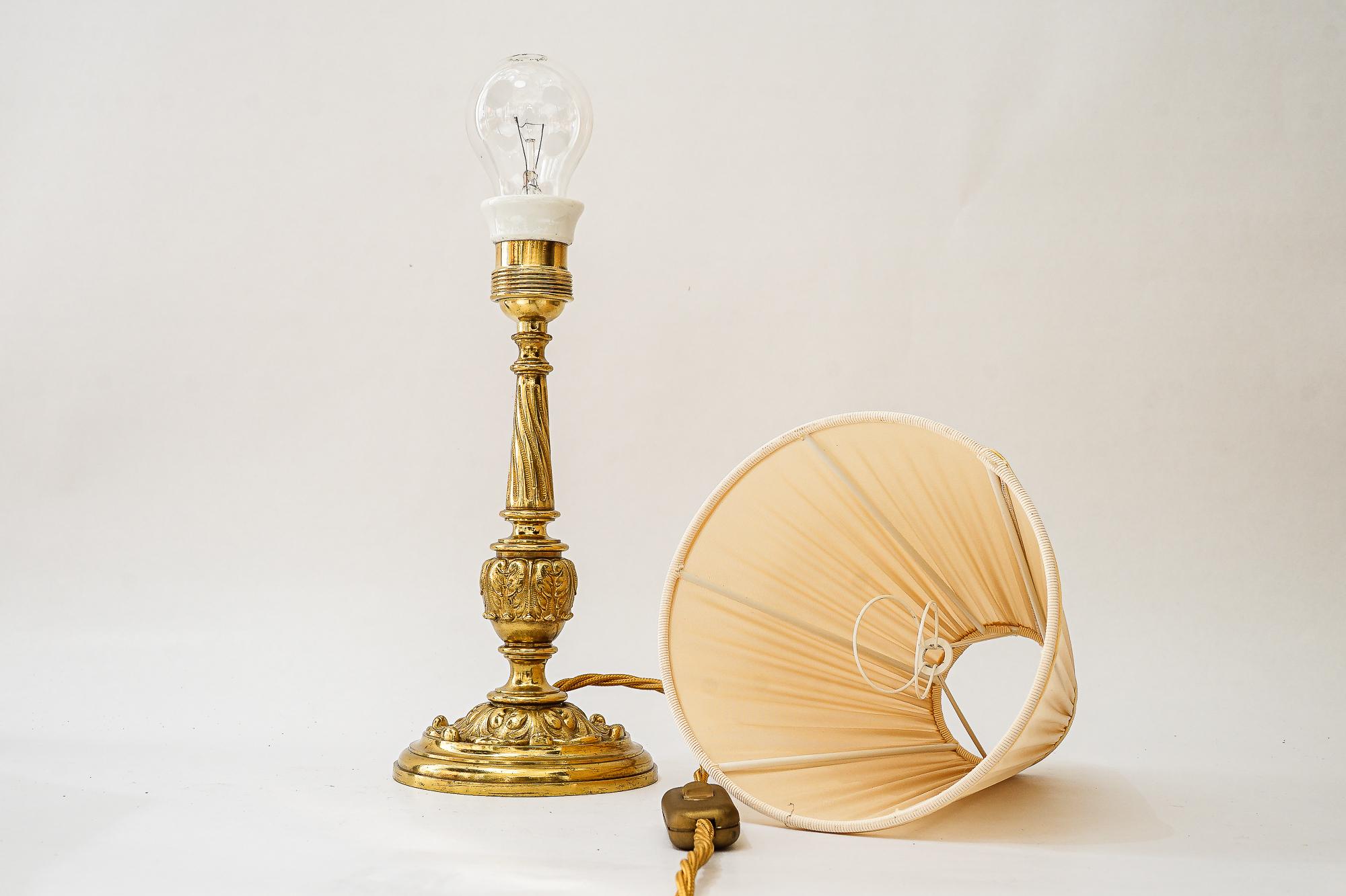 Historistische Messing-Tischlampe mit Stoffschirm, Wien um 1890 im Angebot 11