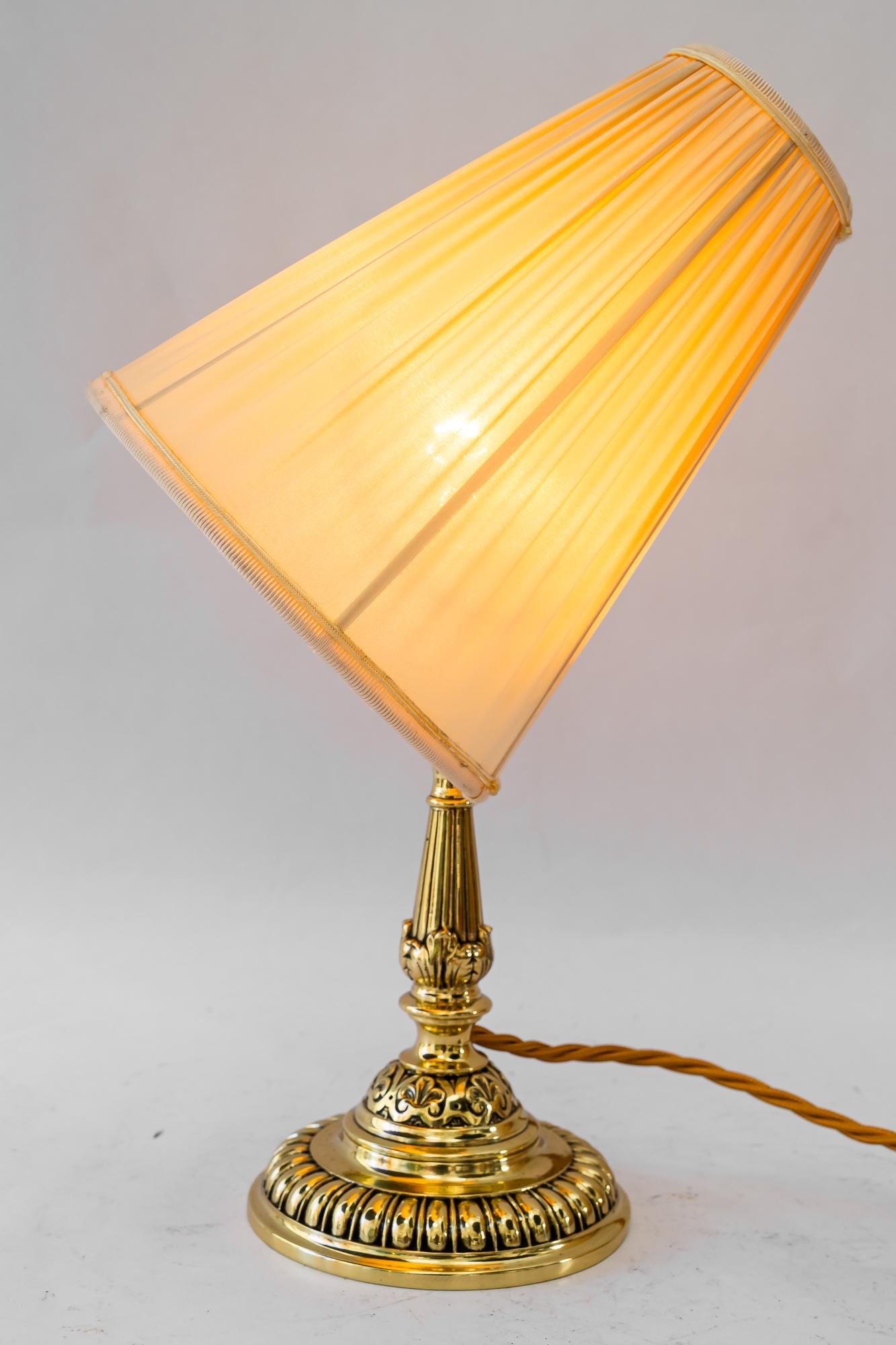 Storica lampada da tavolo in ottone con paralume in tessuto di Vienna del 1890 circa in vendita 8