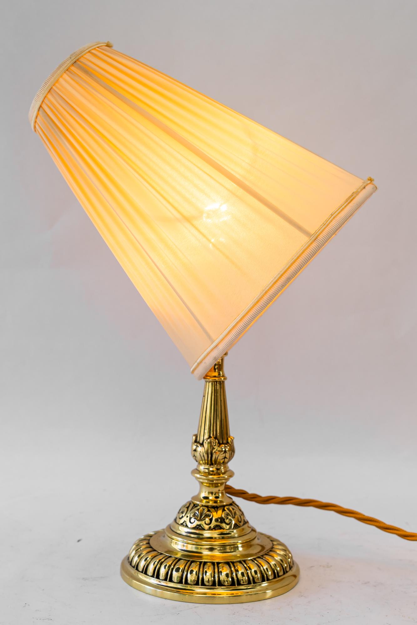 Storica lampada da tavolo in ottone con paralume in tessuto di Vienna del 1890 circa in vendita 9